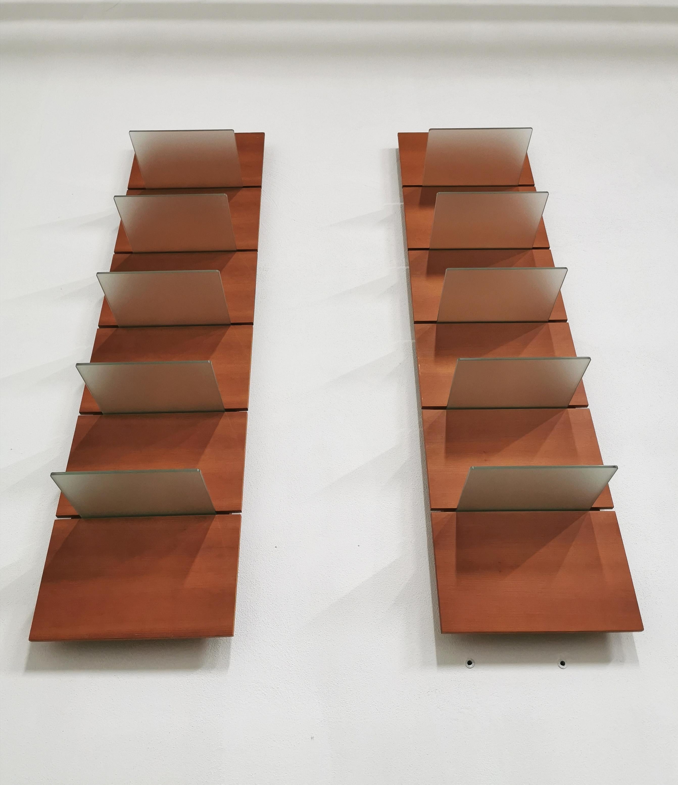Particular and elegant set of 2 wall shelves produced by the Italian company Calligaris. Cherrywood structure with interlocking removable glass. The glasses have a satin part. Italian production of the 1990s.