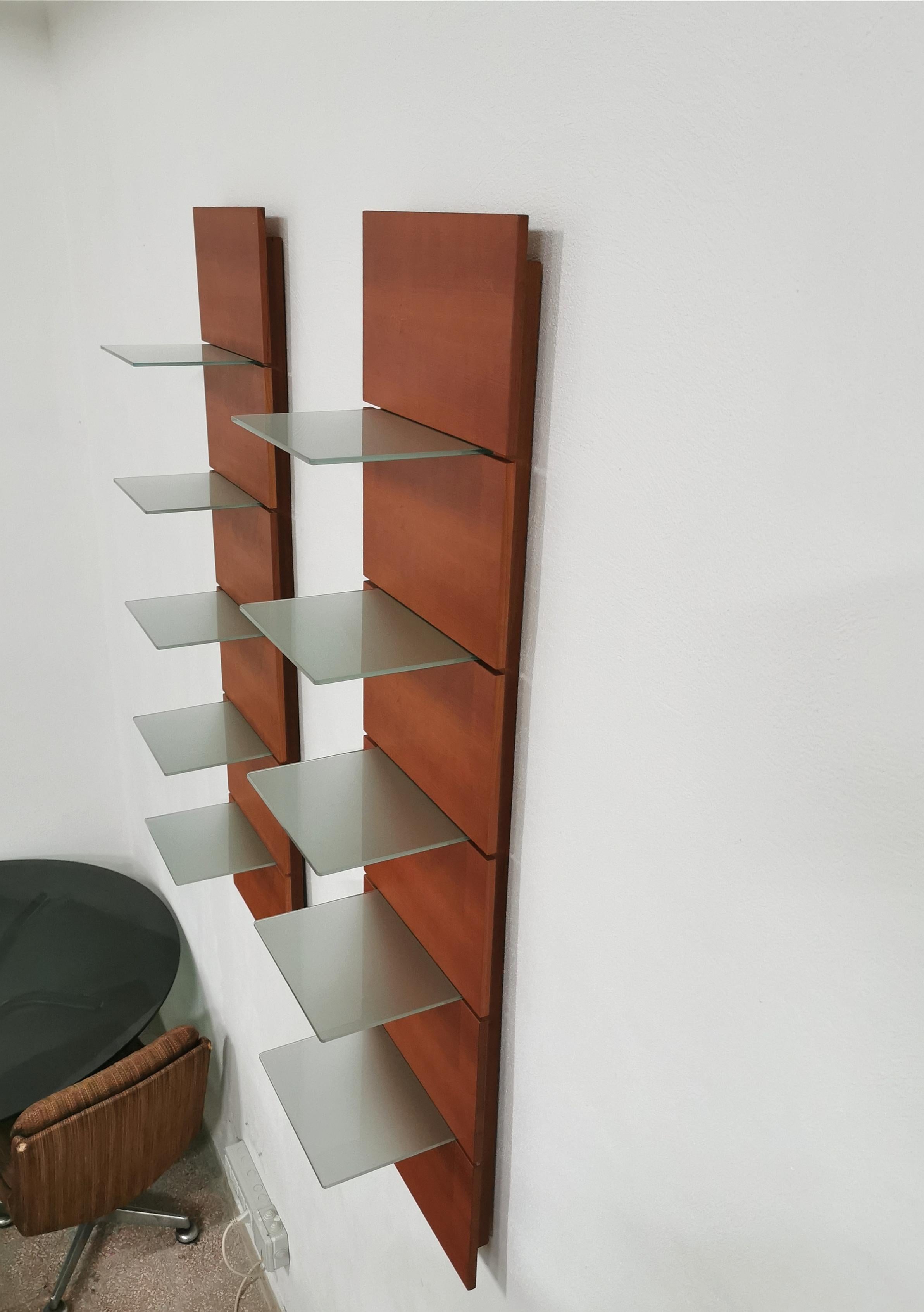 Modern Shelves Wall Cabinets Cherrywood Tempered Glass Calligaris 1990s Set of 2 In Good Condition In Palermo, IT