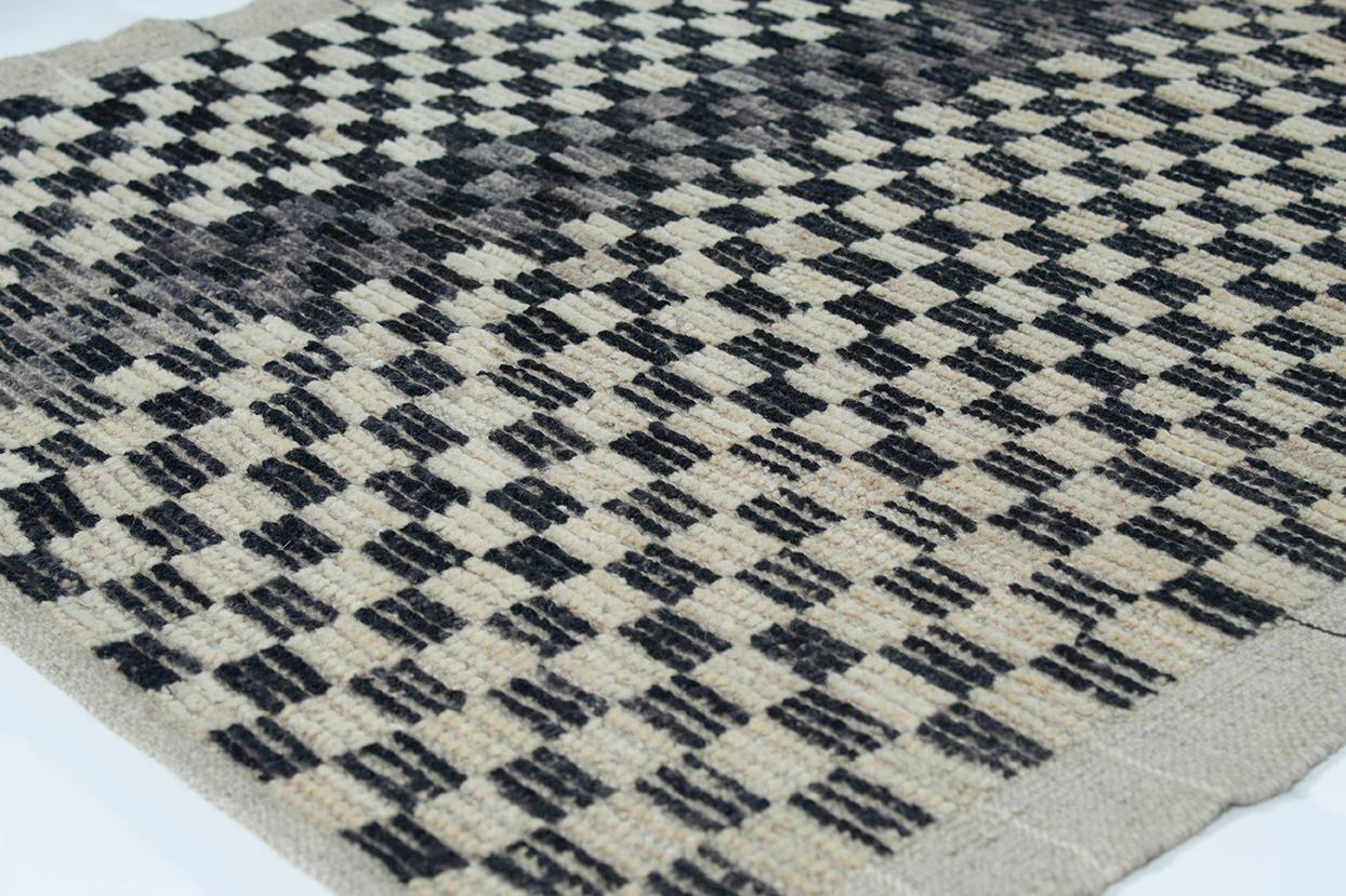 Modern Shiraz Checkered Wool Runner In New Condition In New York, NY