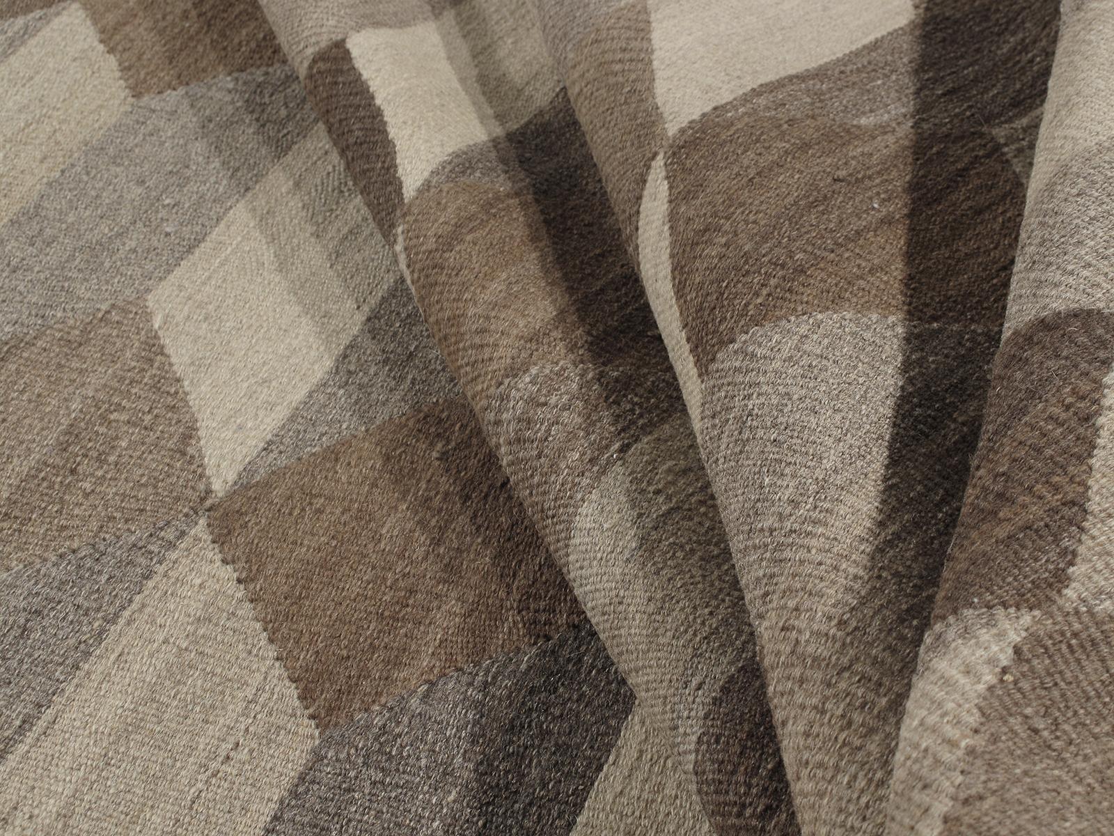 Persiano Tappeto moderno Shiraz tessuto a mano a trama piatta con design a cubo nei colori naturale e marrone in vendita