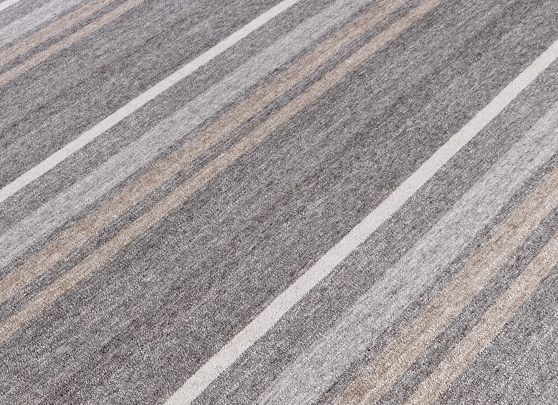 Dieses moderne, handgewebte Pelas-Flachgewebe aus Shiraz, Iran, wird fachmännisch aus einer Mischung aus handgesponnener Naturwolle und Baumwolle gewebt und mit organischen Pflanzenpigmenten gefärbt. Die raffinierten Grau-, Beige- und Cremetöne des
