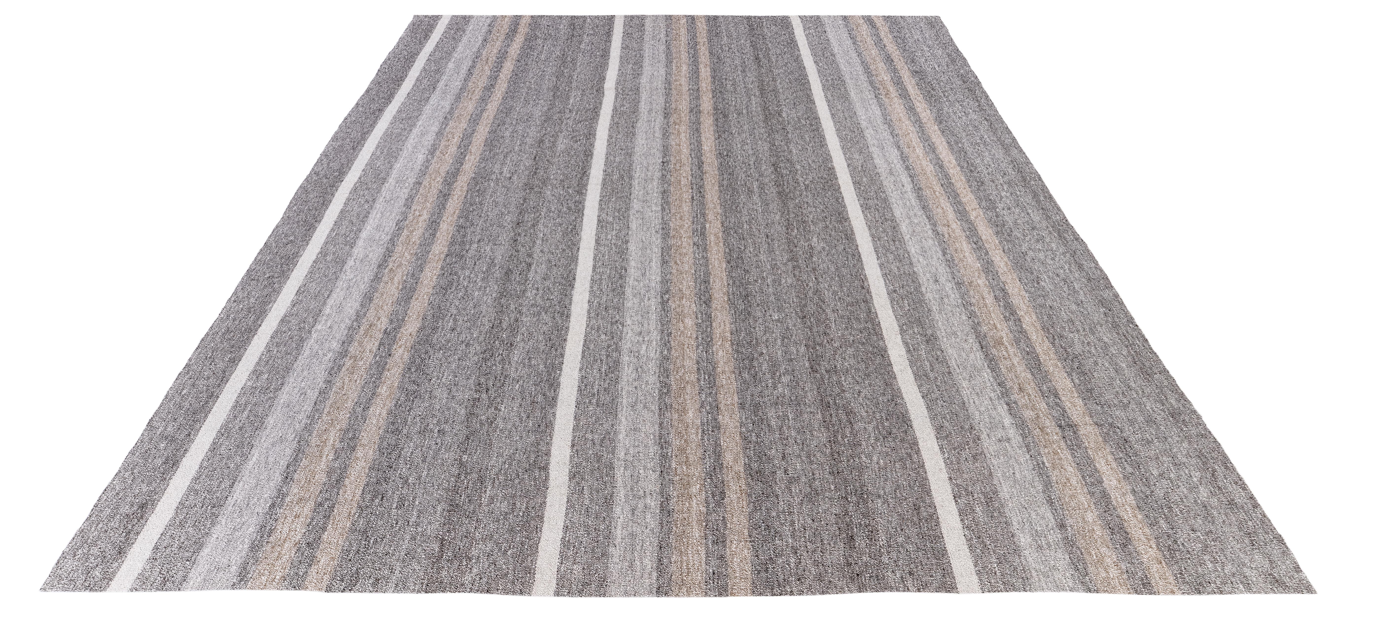 Modernes Shiraz Pelas Flachgewebe - handgesponnene Wolle und Baumwolle, natürlicher grauer Beigeton im Zustand „Neu“ im Angebot in New York, NY