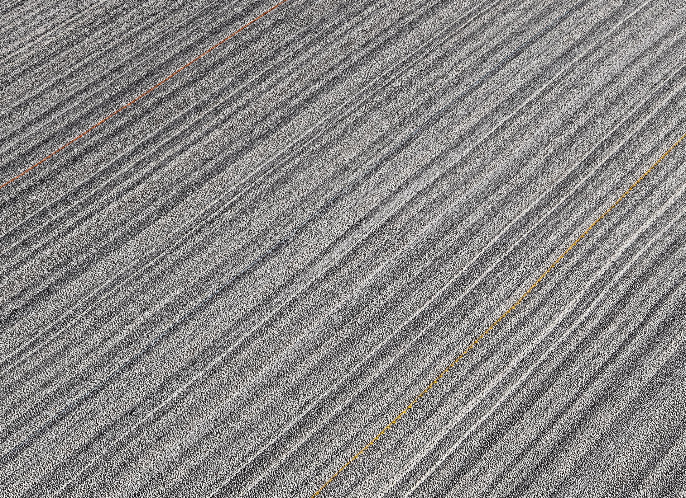 Dieses moderne handgewebte Pelas-Flachgewebe aus Shiraz, Iran, ist aus handgesponnener natürlicher Wolle und Baumwolle gewebt und mit organischen Pflanzenpigmenten gefärbt. Die raffinierten Grau- und Cremetöne des Teppichs, die mit subtilen linearen