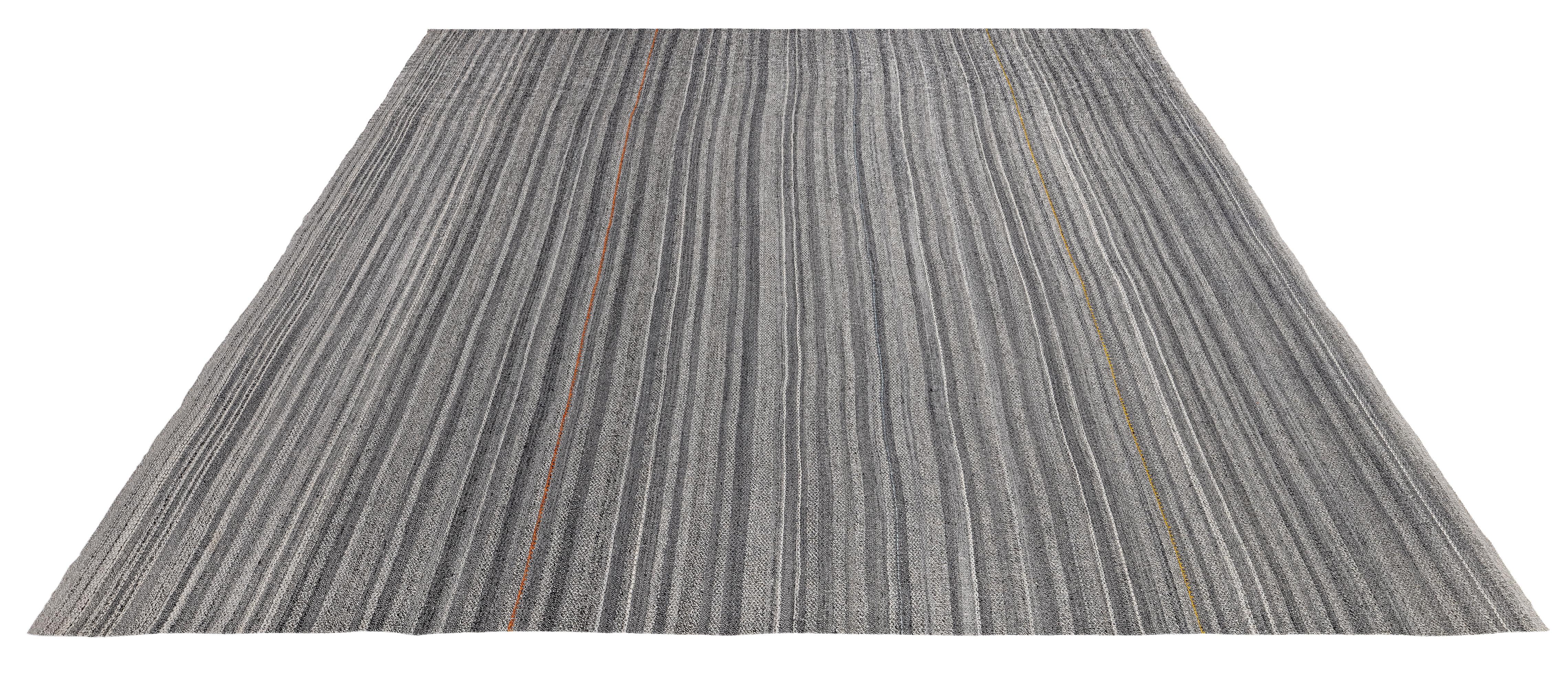 Modern Shiraz Pelas Flachgewebe - Handgesponnene Wolle & Baumwolle, Naturgrau-Creme-Ton (Handgewebt) im Angebot