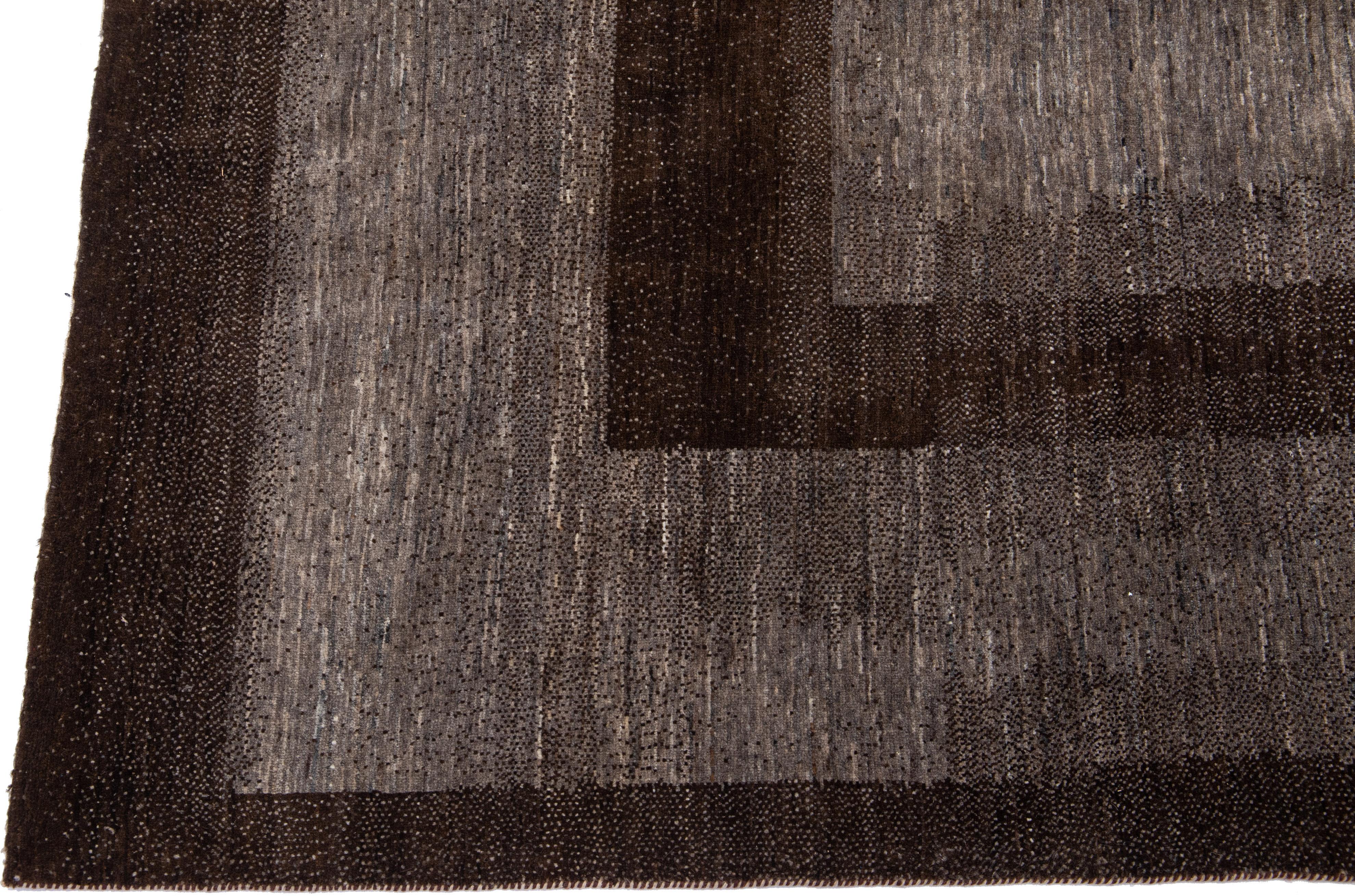 Moderne Tapis moderne en laine persane Shouli Gabbeh gris et marron fait à la main en vente