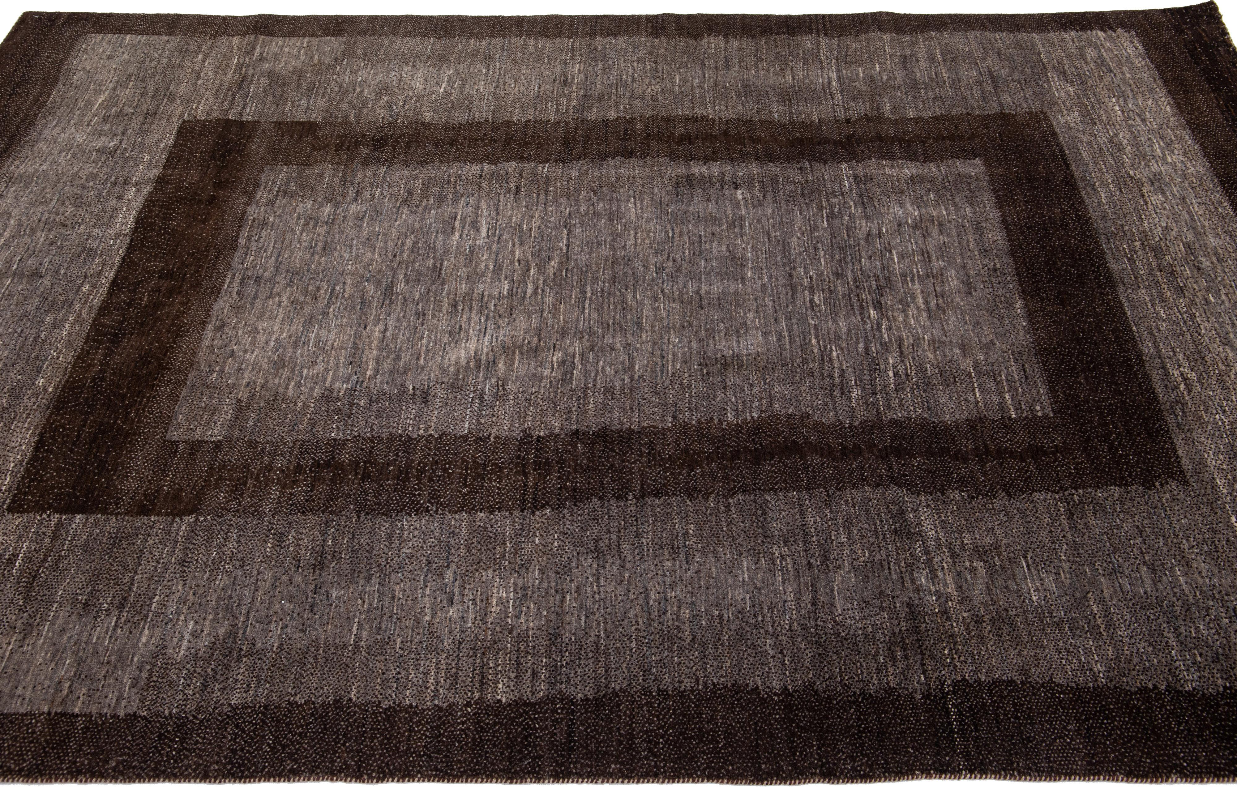 Indien Tapis moderne en laine persane Shouli Gabbeh gris et marron fait à la main en vente