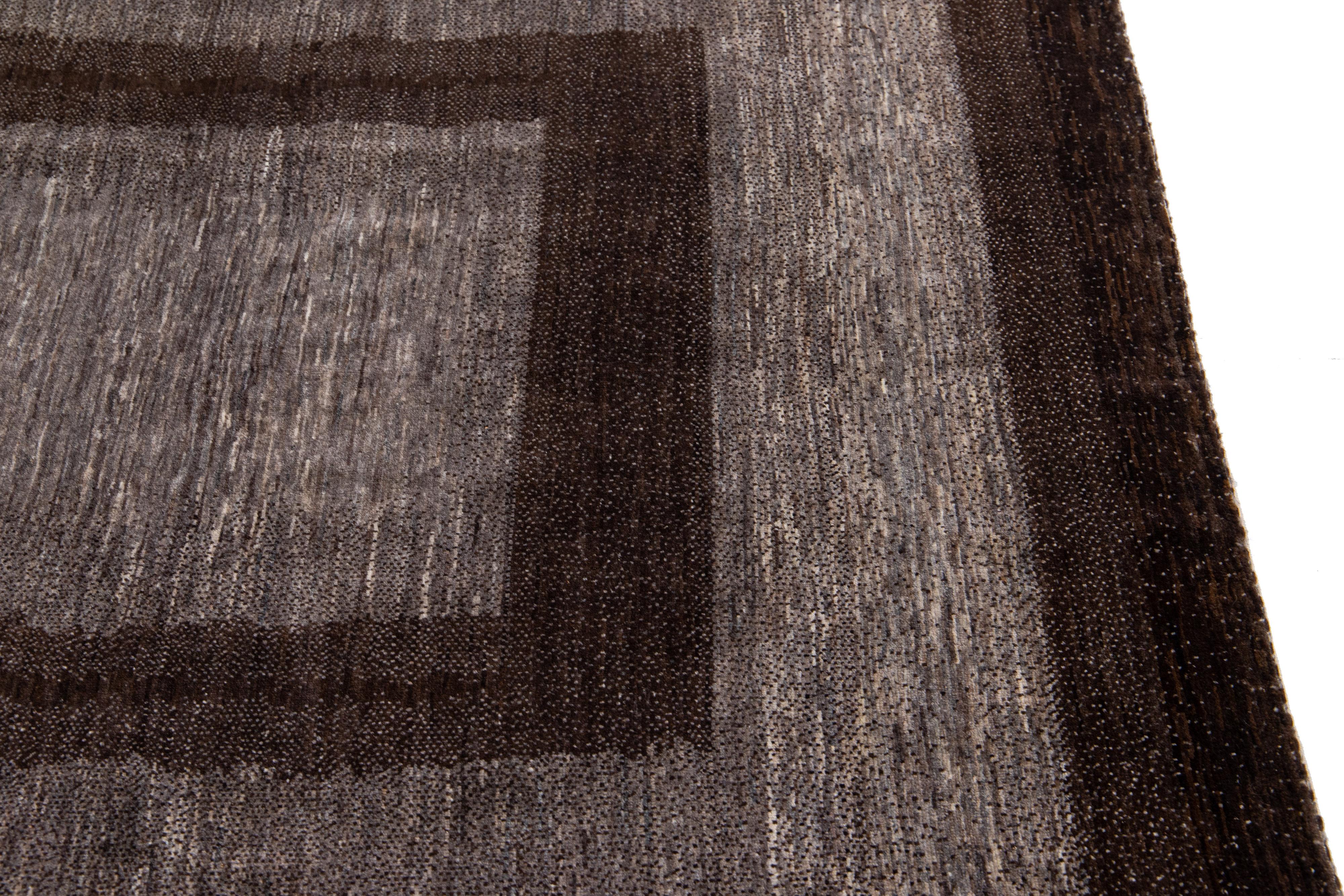 XXIe siècle et contemporain Tapis moderne en laine persane Shouli Gabbeh gris et marron fait à la main en vente