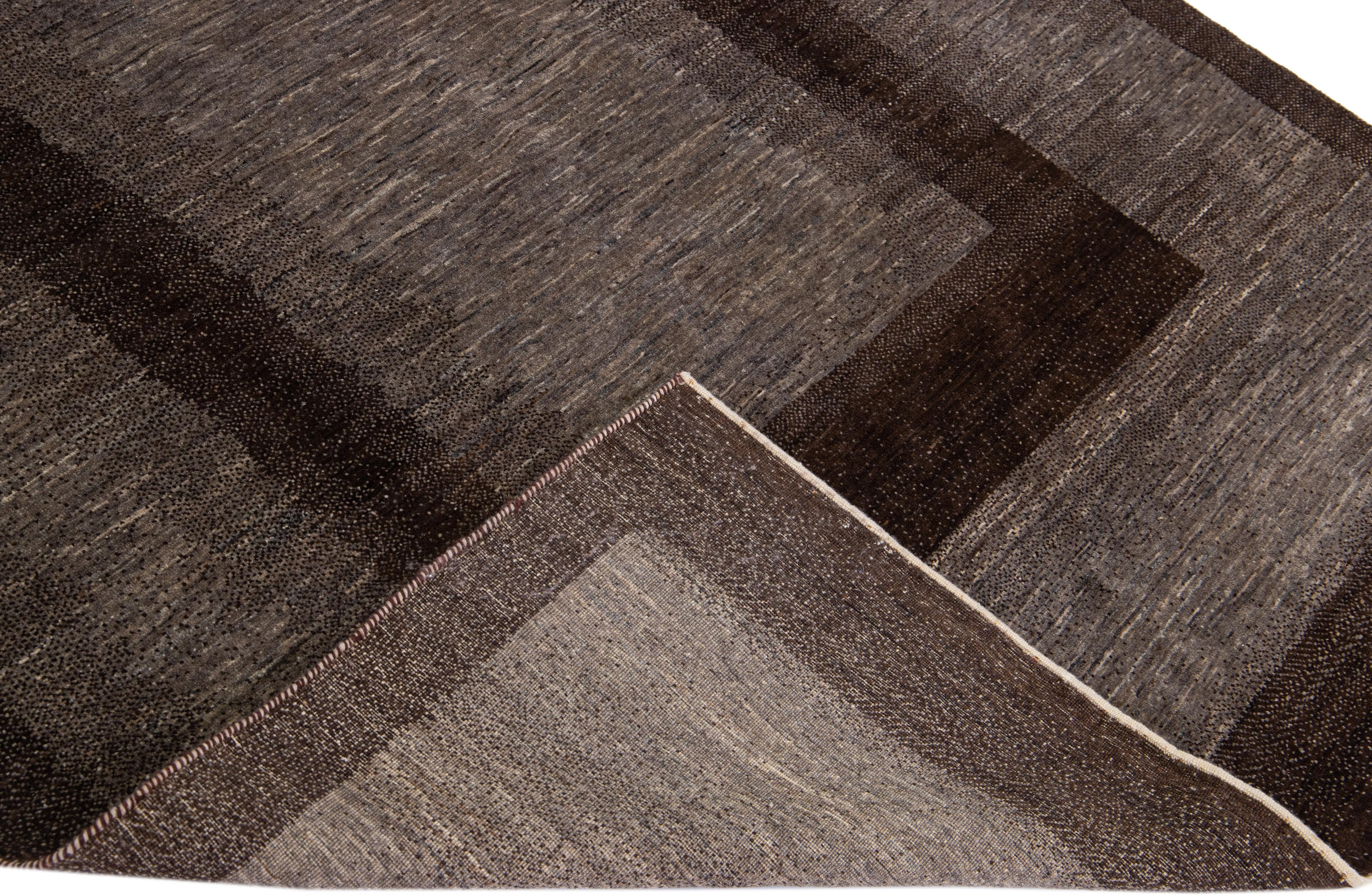 Tapis moderne en laine persane Shouli Gabbeh gris et marron fait à la main en vente 1