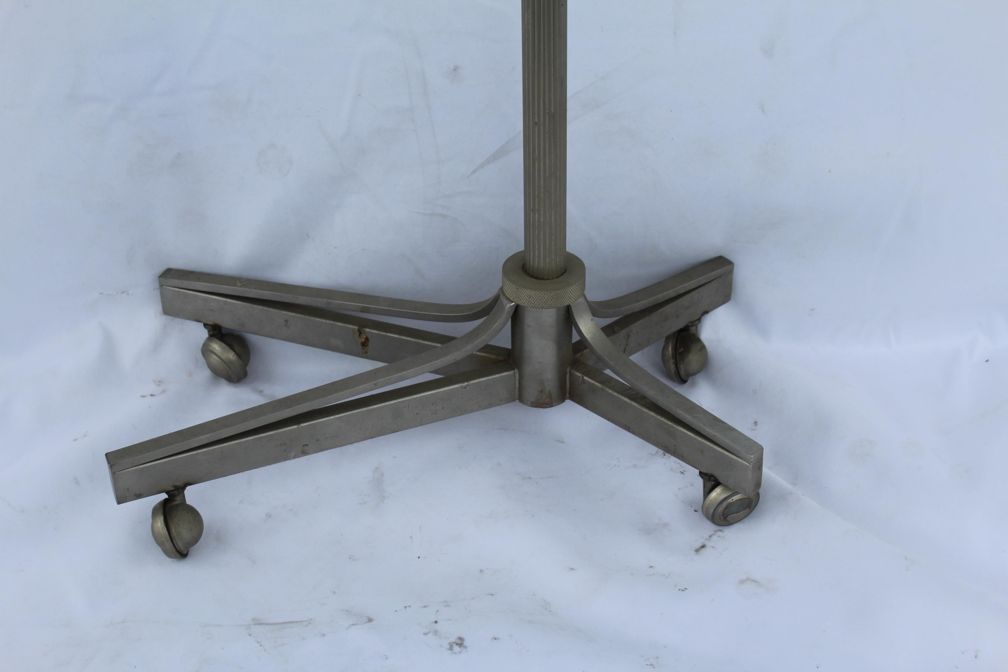 Mid-Century Modern Base de table d'appoint moderne, finition en nickel satiné, petits roulettes, sans plateau en vente