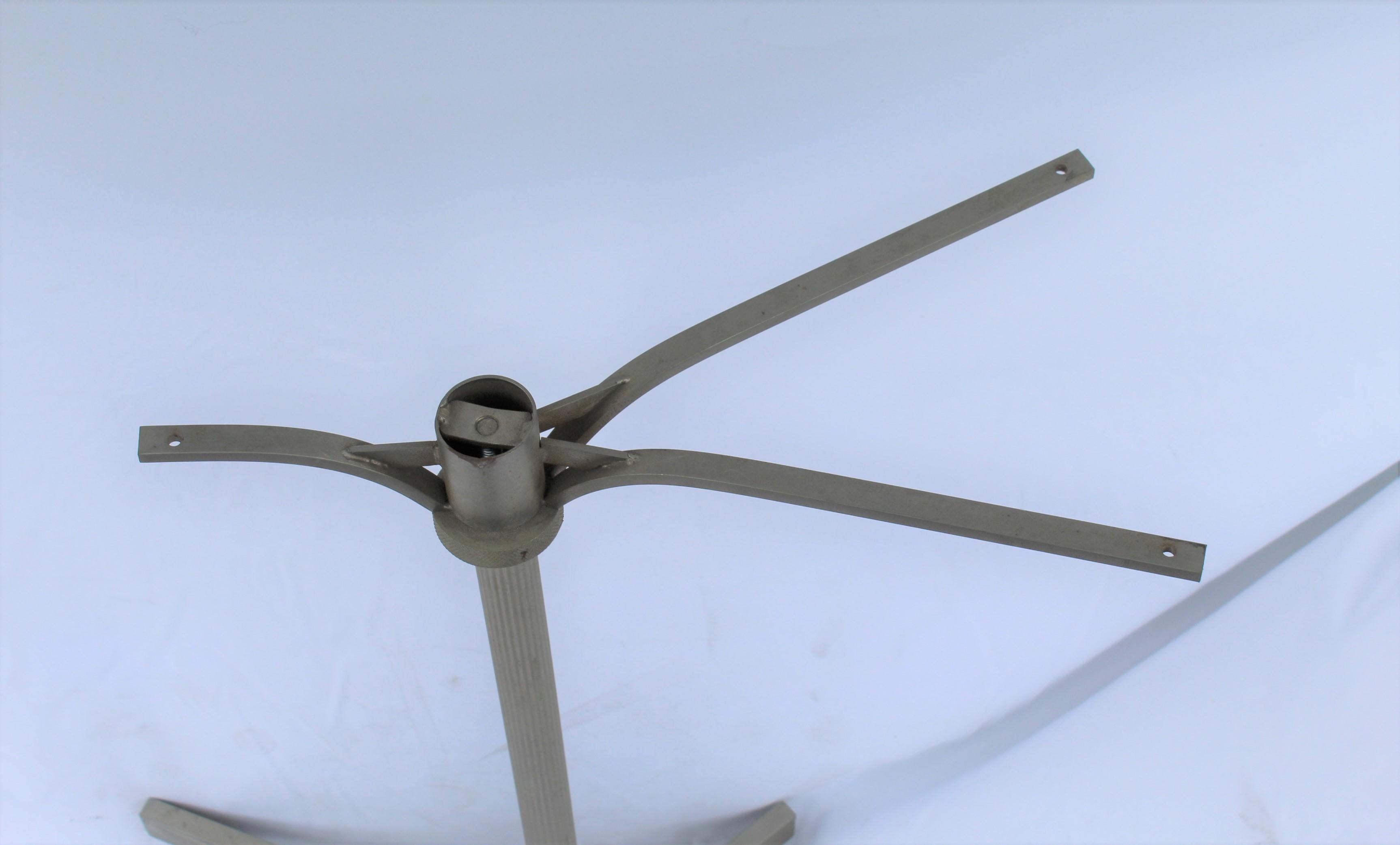 Américain Base de table d'appoint moderne, finition en nickel satiné, petits roulettes, sans plateau en vente