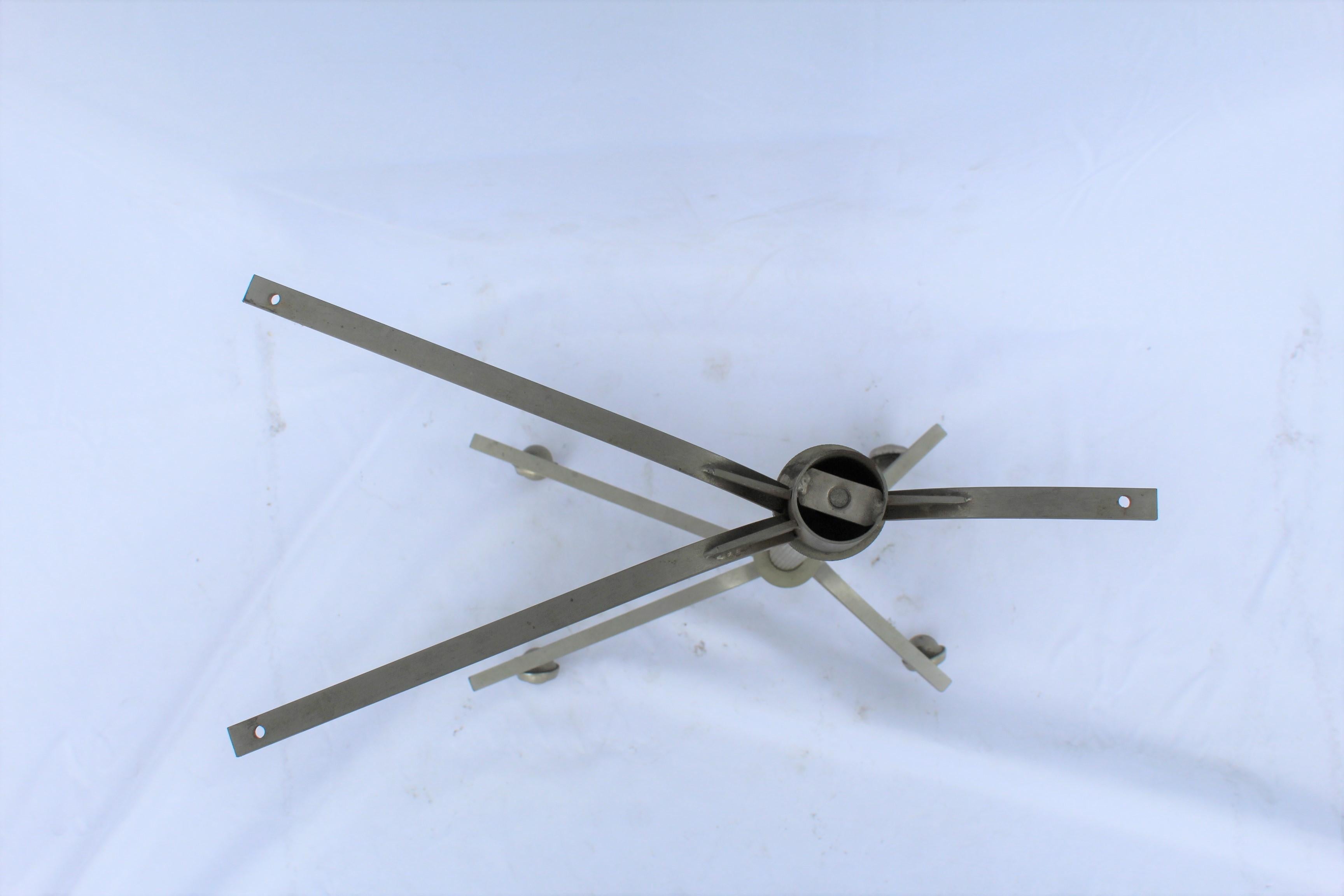 Acier Base de table d'appoint moderne, finition en nickel satiné, petits roulettes, sans plateau en vente