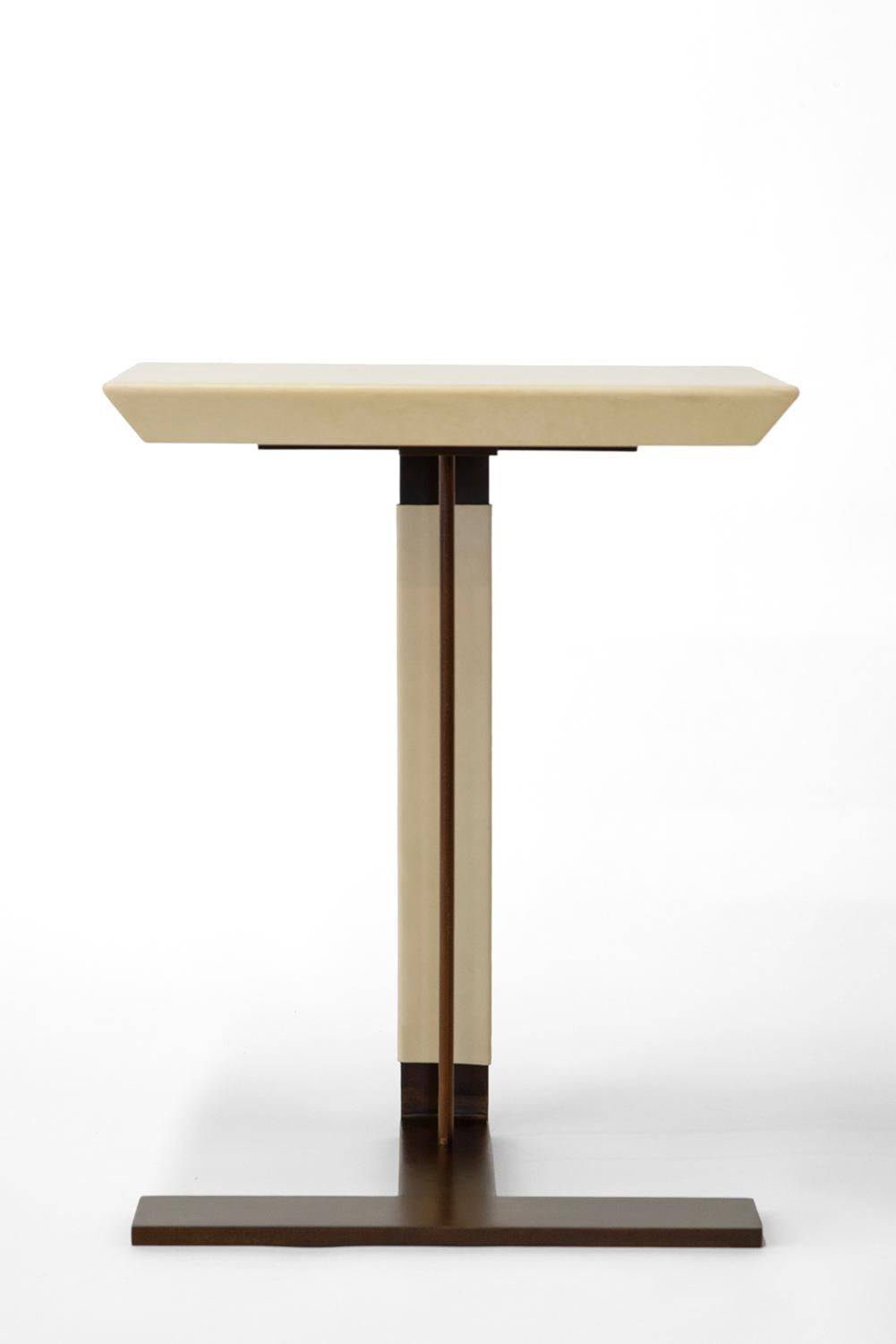 TABELLA N. 13
J.M. Szymanski
d. 2025

Questo versatile tavolino, che può passare senza problemi da tavolino a scrivania, presenta una struttura in acciaio patinato bronzo abbinata a un piano in pelle di pergamena tinta a mano. Il supporto verticale