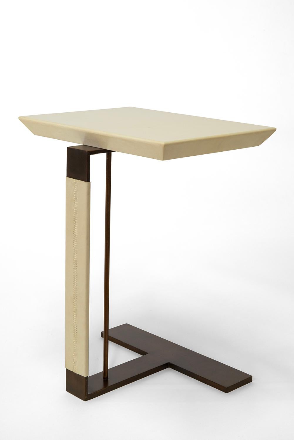 Moderno Tavolino moderno Desk Bronzo Crema Acciaio Pergamena Cucito a mano Pelle Scamosciata in vendita