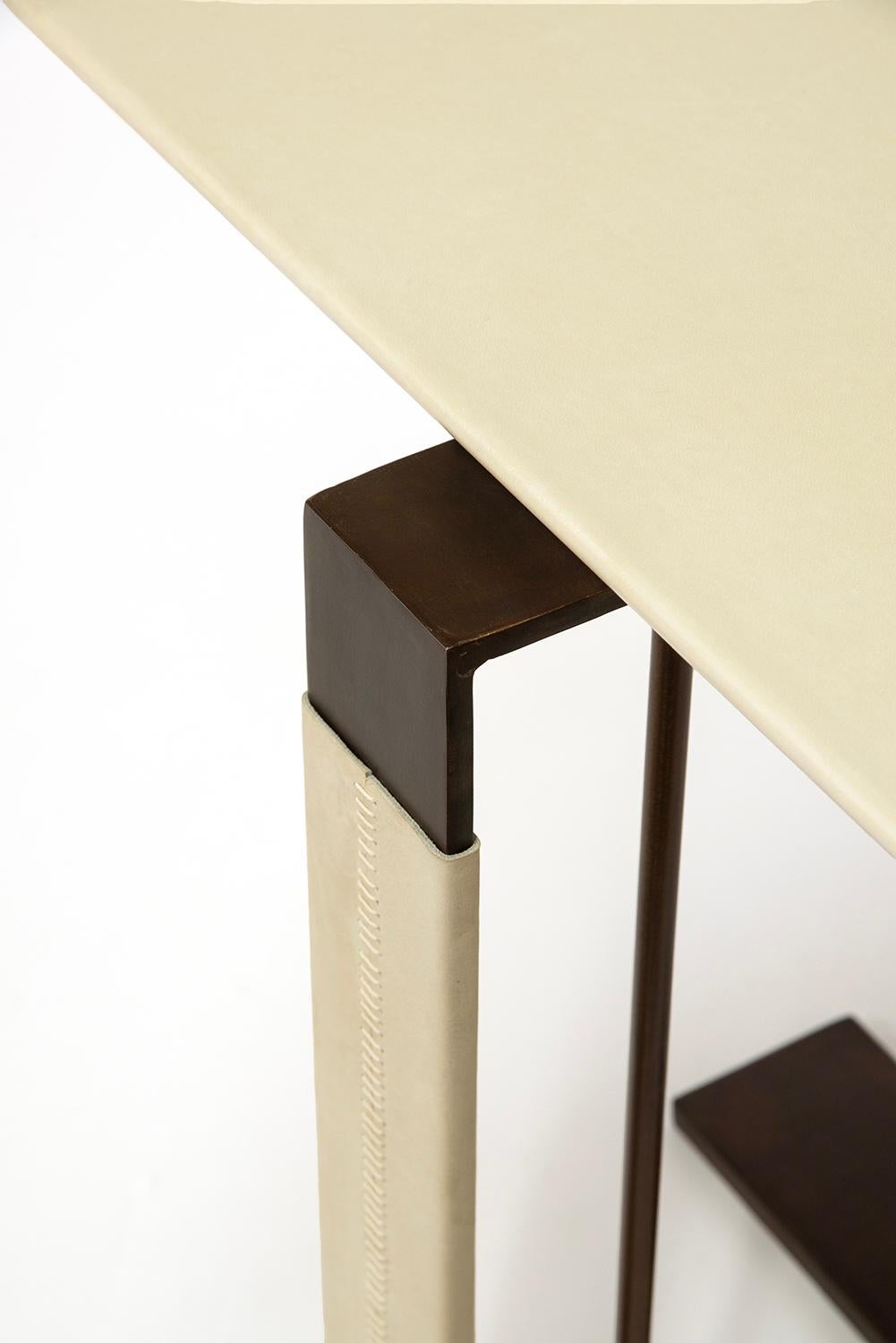 Americano Tavolino moderno Desk Bronzo Crema Acciaio Pergamena Cucito a mano Pelle Scamosciata in vendita