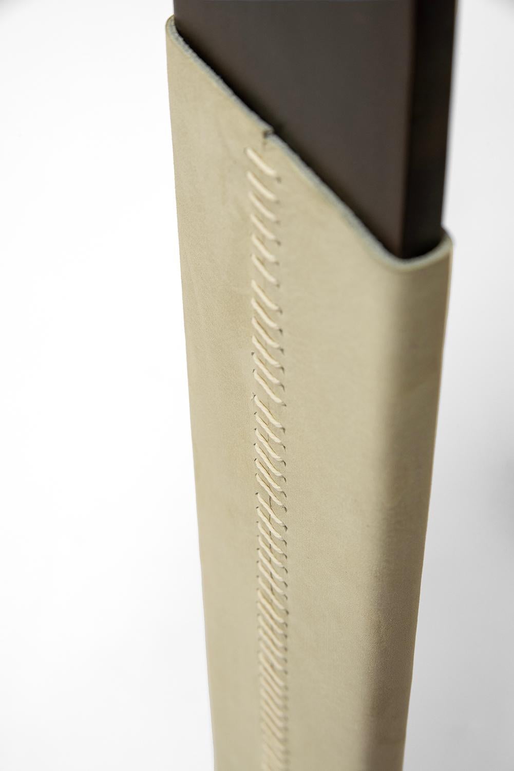 Intagliato a mano Tavolino moderno Desk Bronzo Crema Acciaio Pergamena Cucito a mano Pelle Scamosciata in vendita