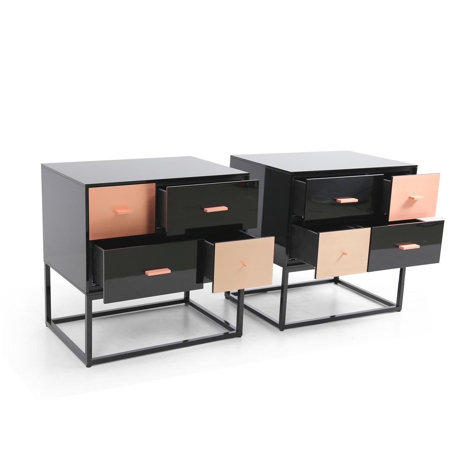 XXIe siècle et contemporain Table d'appoint moderne noire en haute brillance avec tiroirs en laiton, cuivre et bronze en vente