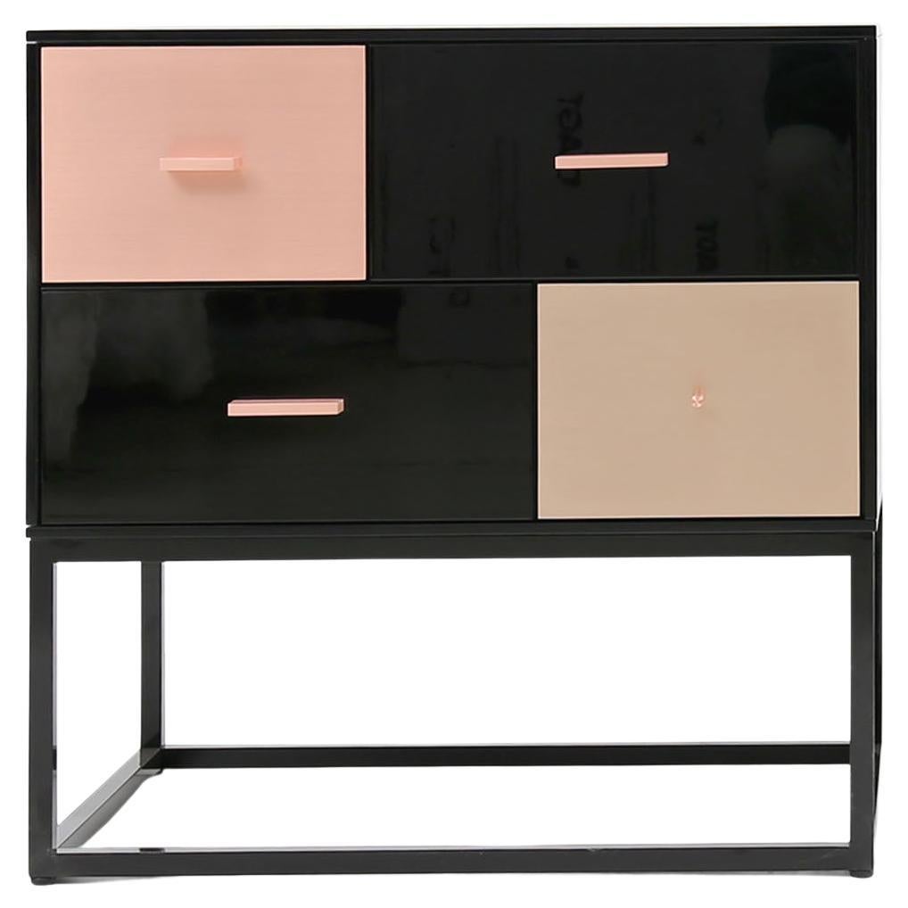 Mesa auxiliar negra moderna de alto brillo con cajones de latón, cobre y bronce
