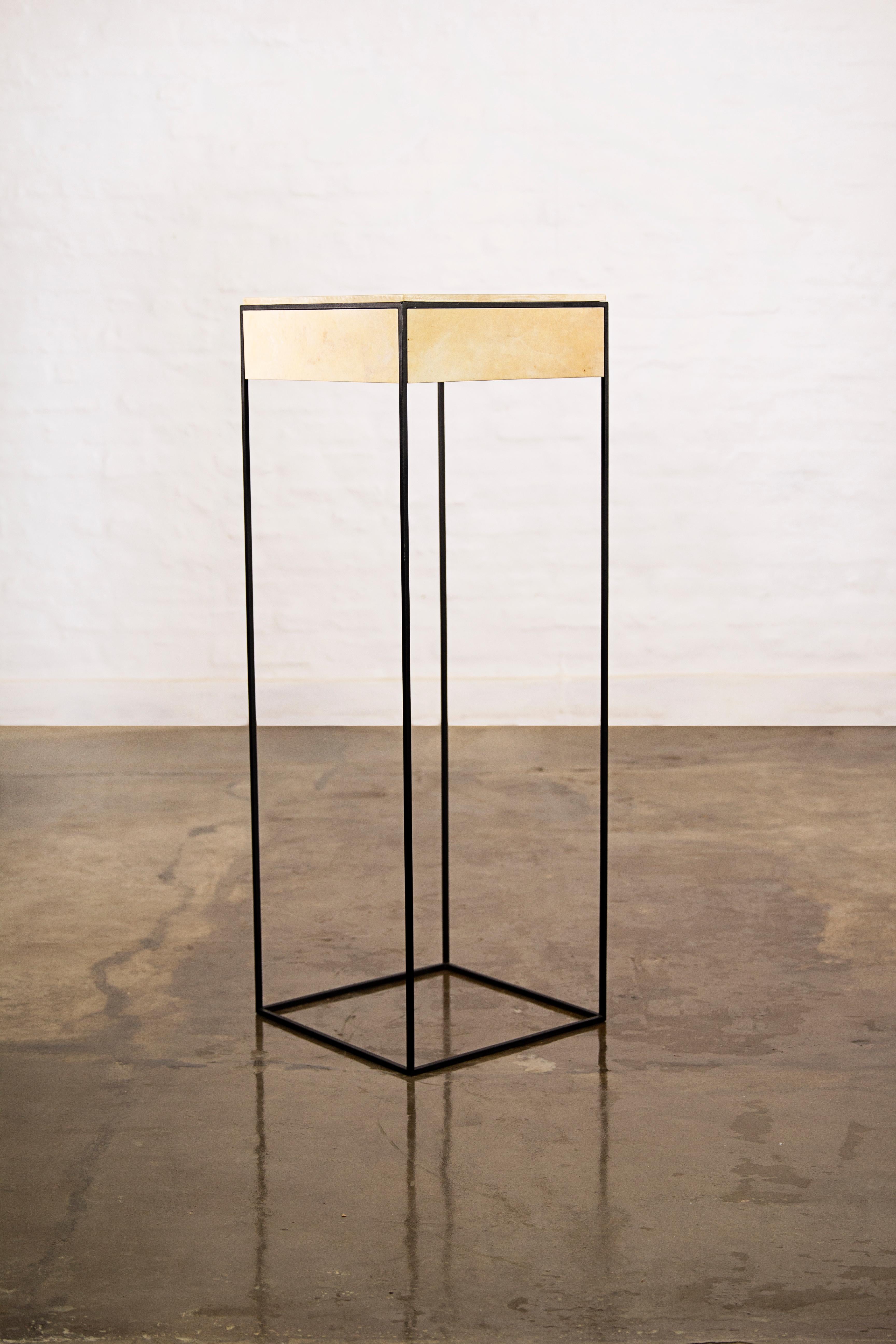 La Mesa Marcello tiene una fina estructura metálica con paneles de pergamino (piel de cabra) insertados y un discreto cajón oculto.  El fundador de Costantini, William C Stuart, se inspiró en la obra del director de escena y dramaturgo  Robert