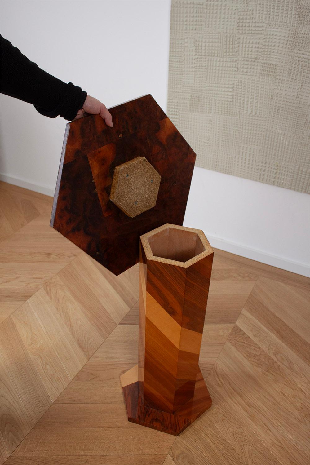 Gestreifter handwerklich gefertigter Holzsäulentisch Beistelltisch Pedestal mit Wurzelholzplatte im Angebot 3