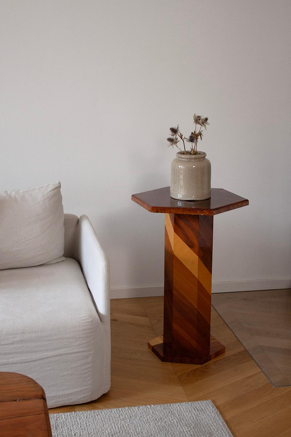 Gestreifter handwerklich gefertigter Holzsäulentisch Beistelltisch Pedestal mit Wurzelholzplatte (Organische Moderne) im Angebot
