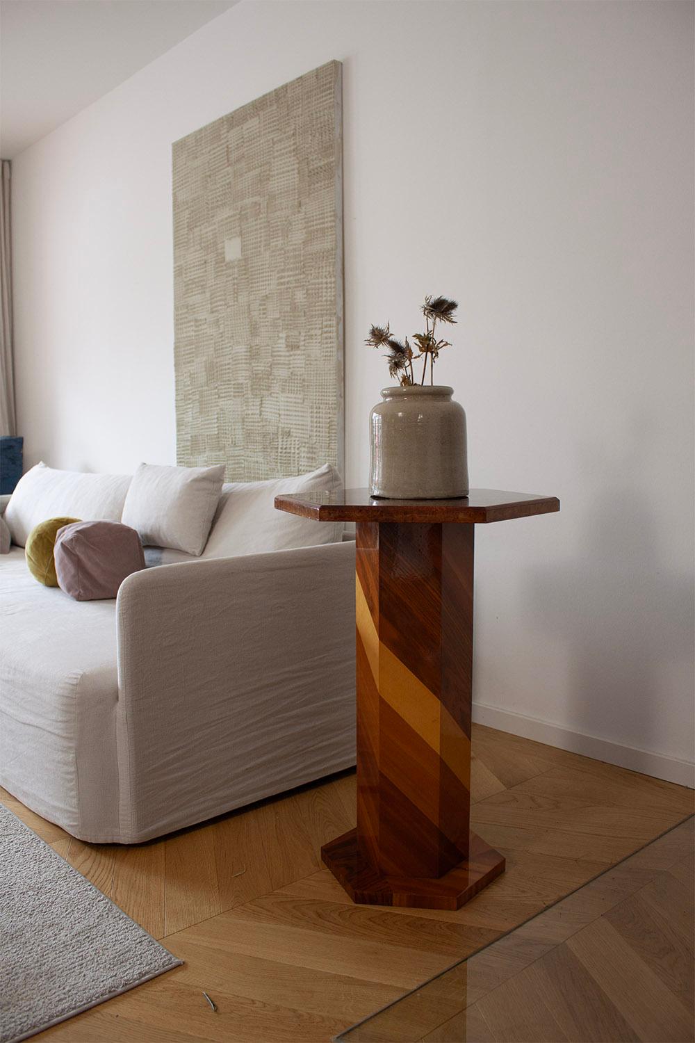 Gestreifter handwerklich gefertigter Holzsäulentisch Beistelltisch Pedestal mit Wurzelholzplatte (Deutsch) im Angebot