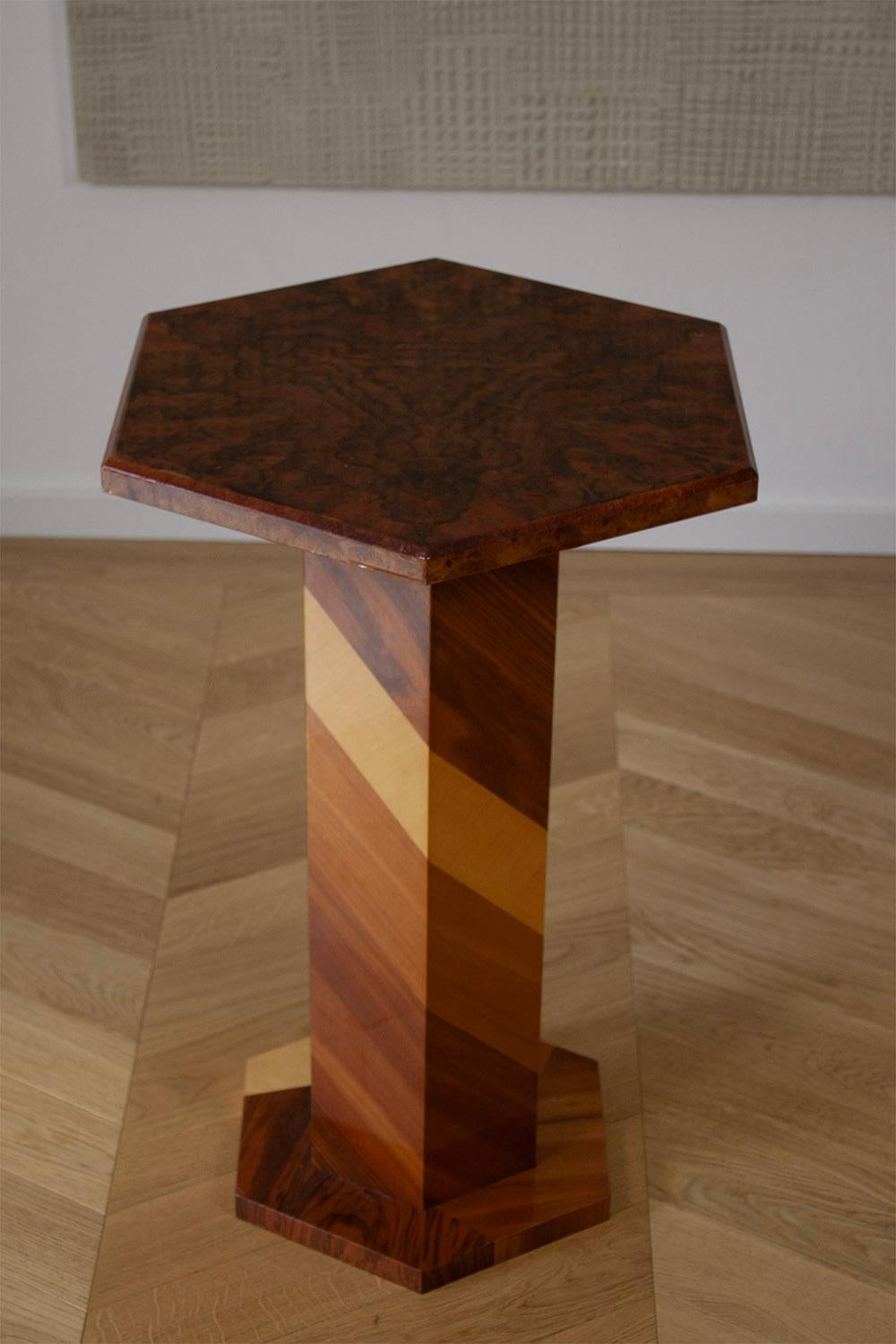 Hand-Carved Striped Artisan Made Wooden Column Table Side Table Pedestal with Burl wood Top For Sale