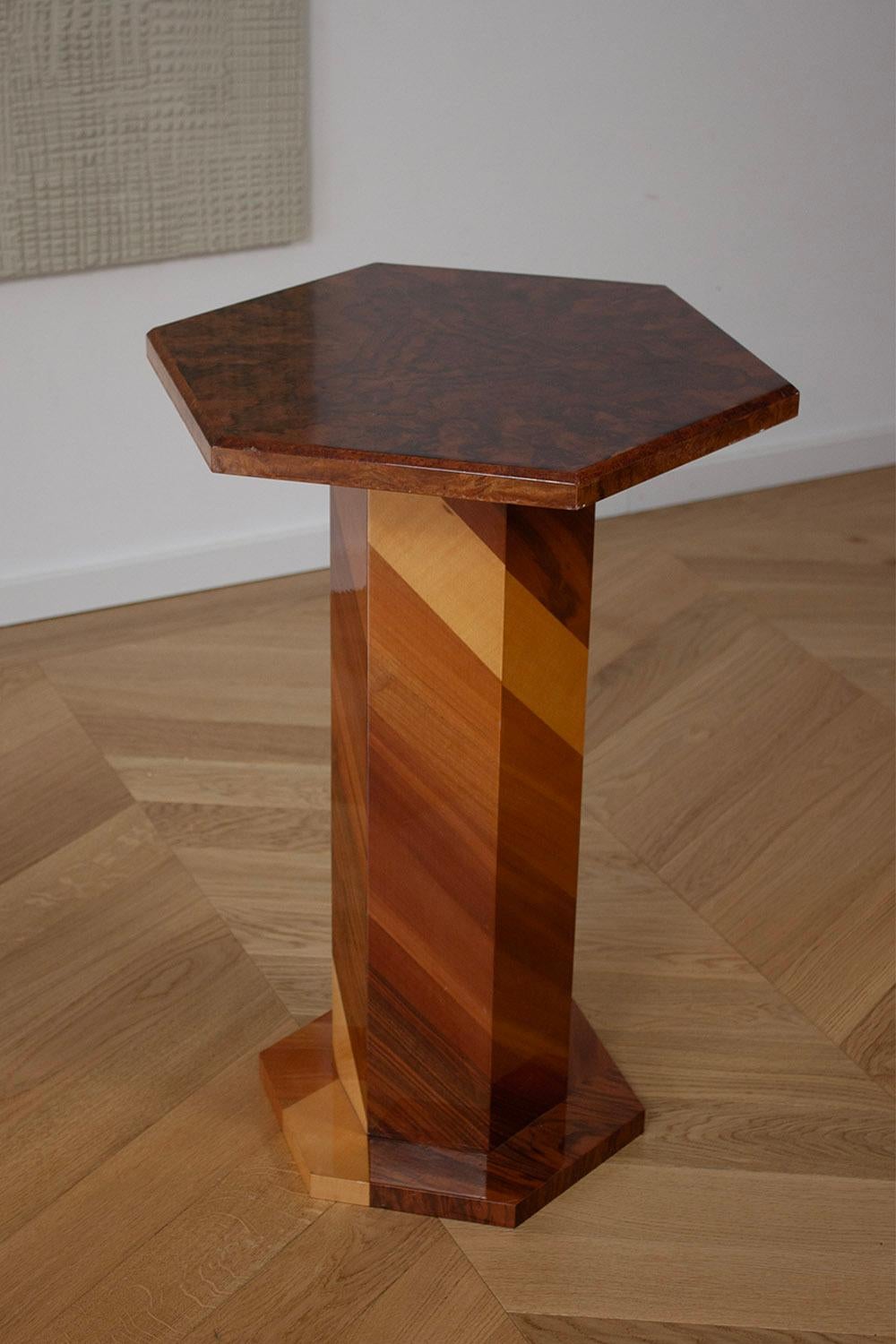 Gestreifter handwerklich gefertigter Holzsäulentisch Beistelltisch Pedestal mit Wurzelholzplatte (20. Jahrhundert) im Angebot