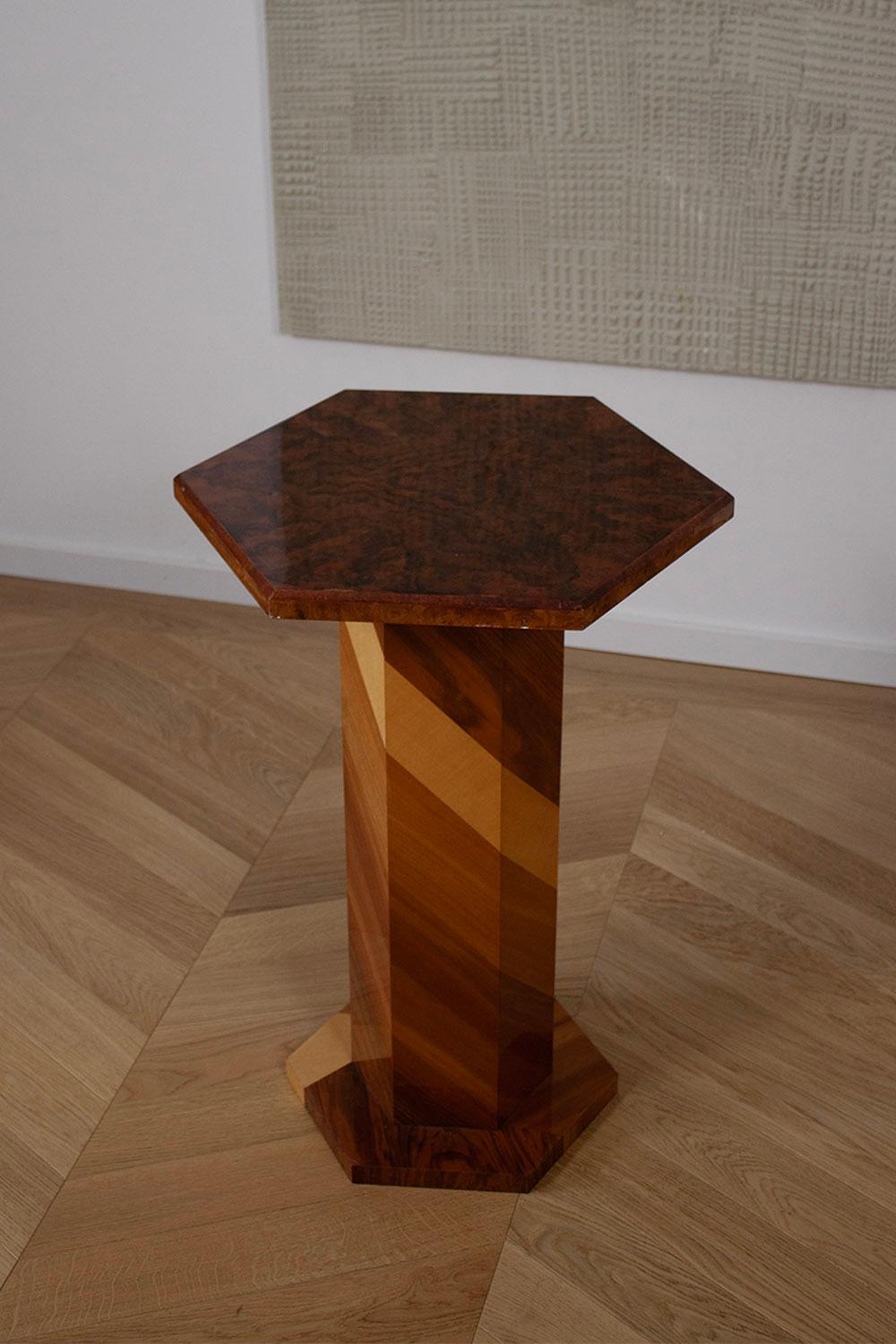 Gestreifter handwerklich gefertigter Holzsäulentisch Beistelltisch Pedestal mit Wurzelholzplatte im Angebot 1