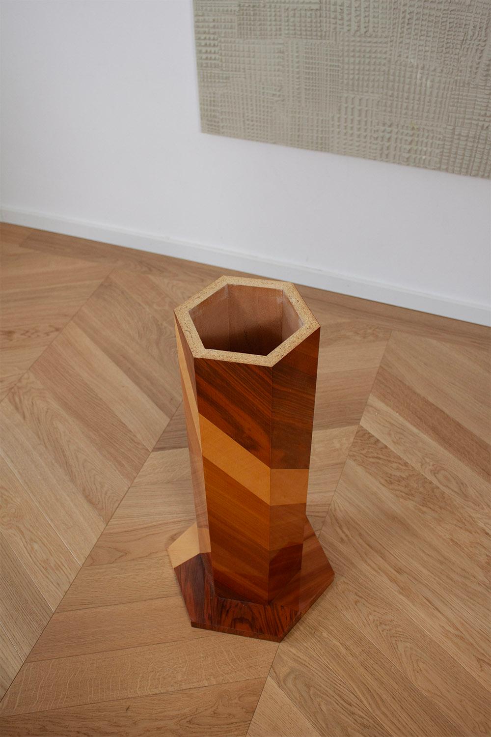 Gestreifter handwerklich gefertigter Holzsäulentisch Beistelltisch Pedestal mit Wurzelholzplatte im Angebot 2