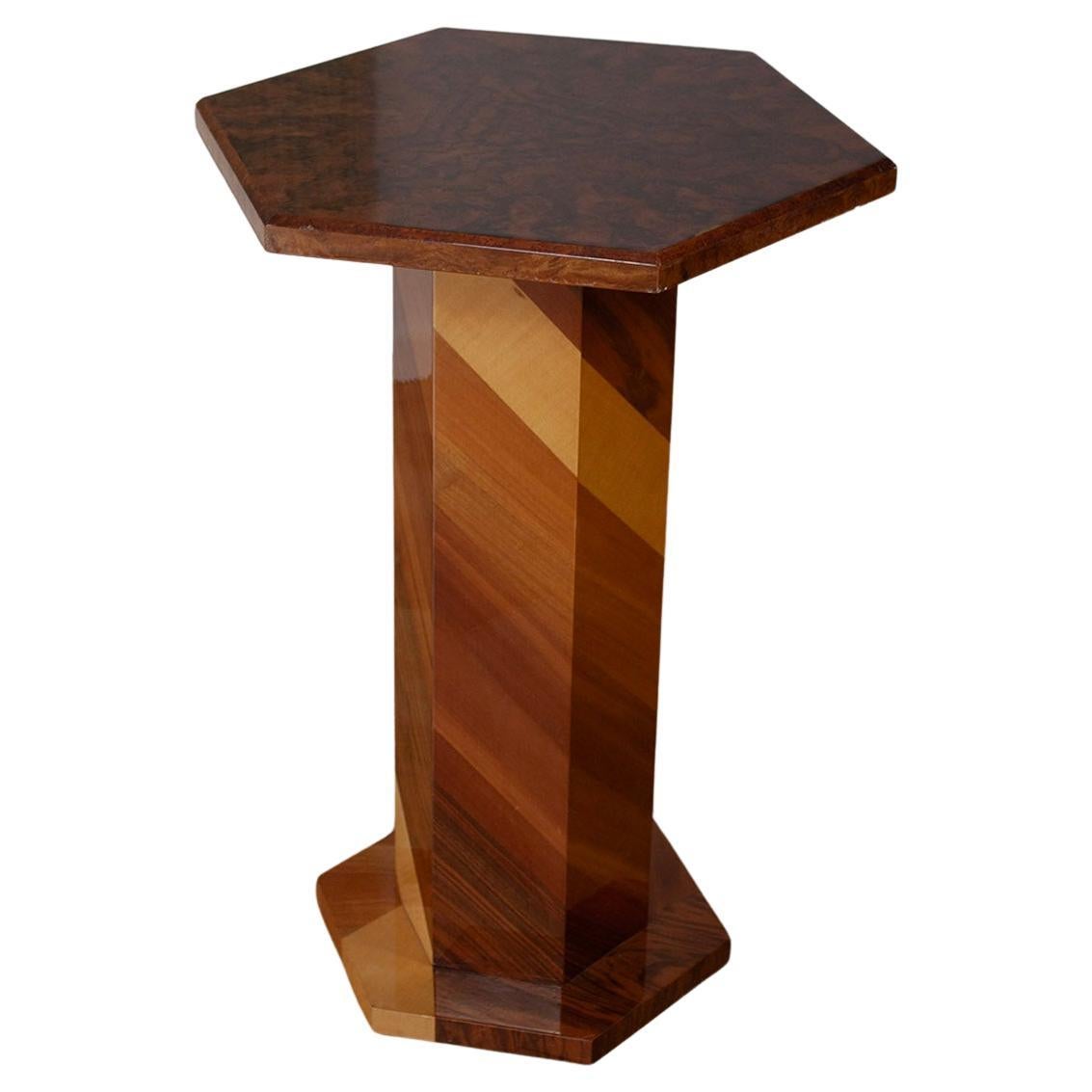 Gestreifter handwerklich gefertigter Holzsäulentisch Beistelltisch Pedestal mit Wurzelholzplatte im Angebot