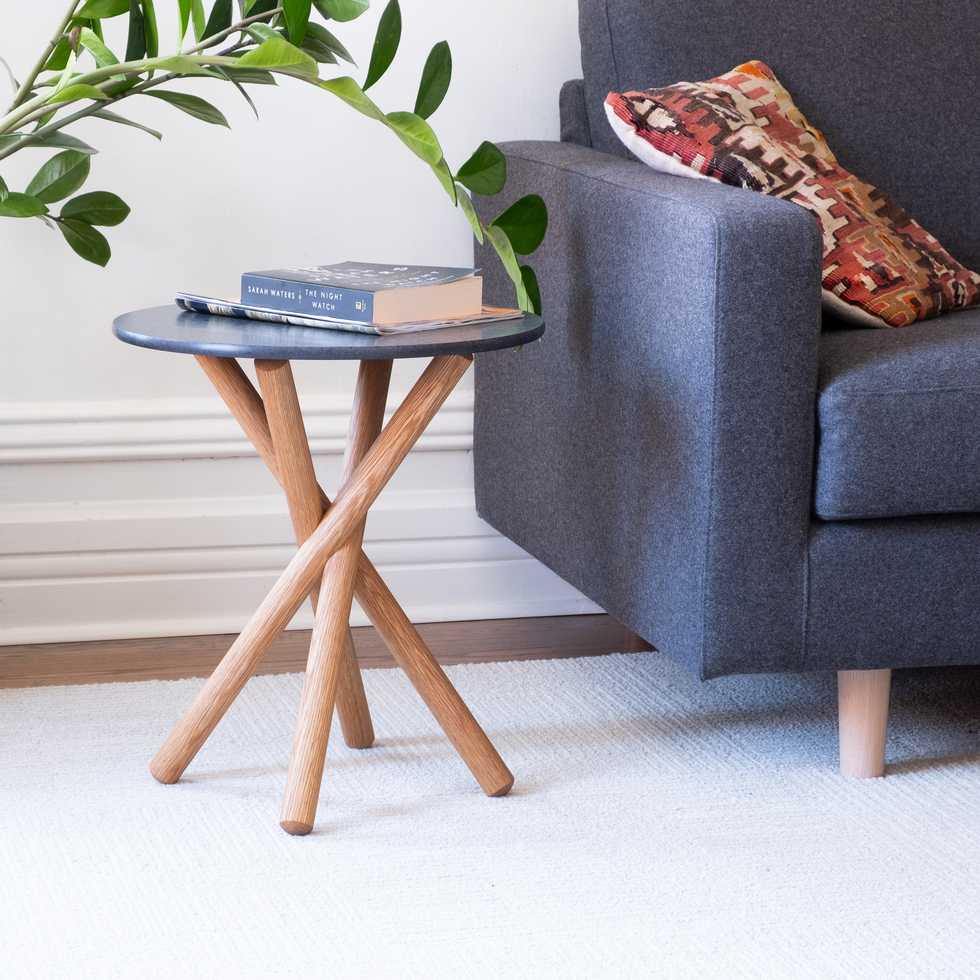 La X2 est une petite table d'appoint moderne qui allie une forme ludique à des matériaux raffinés et durables.

La base de la table est constituée de quatre pieds en bois cylindriques entrelacés aux extrémités arrondies. Le plateau circulaire est