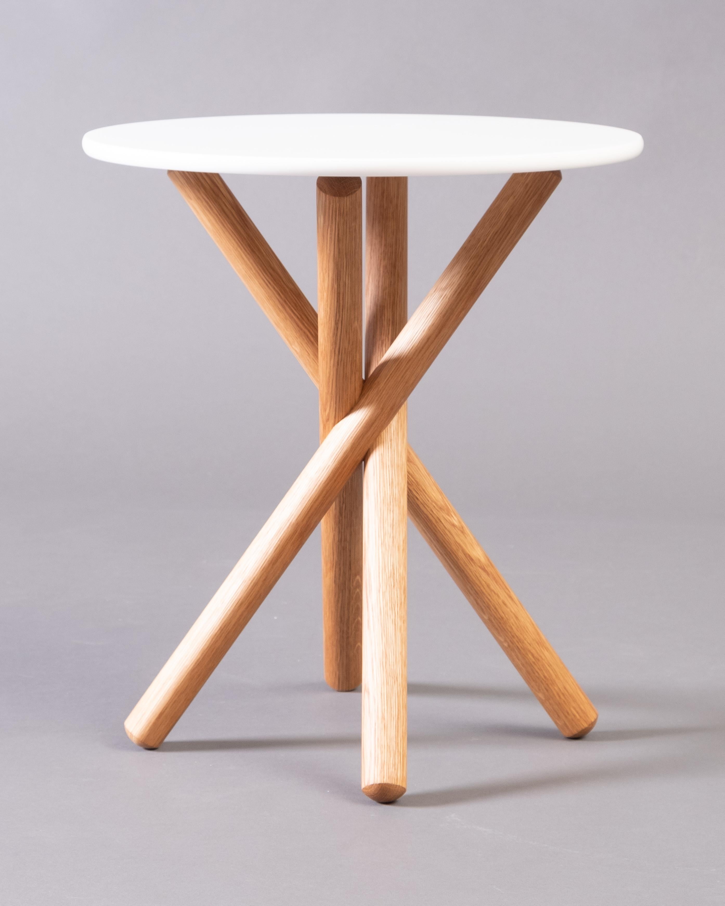 Tourné Table d'appoint moderne avec plateau rond et pieds croisés en bois en vente