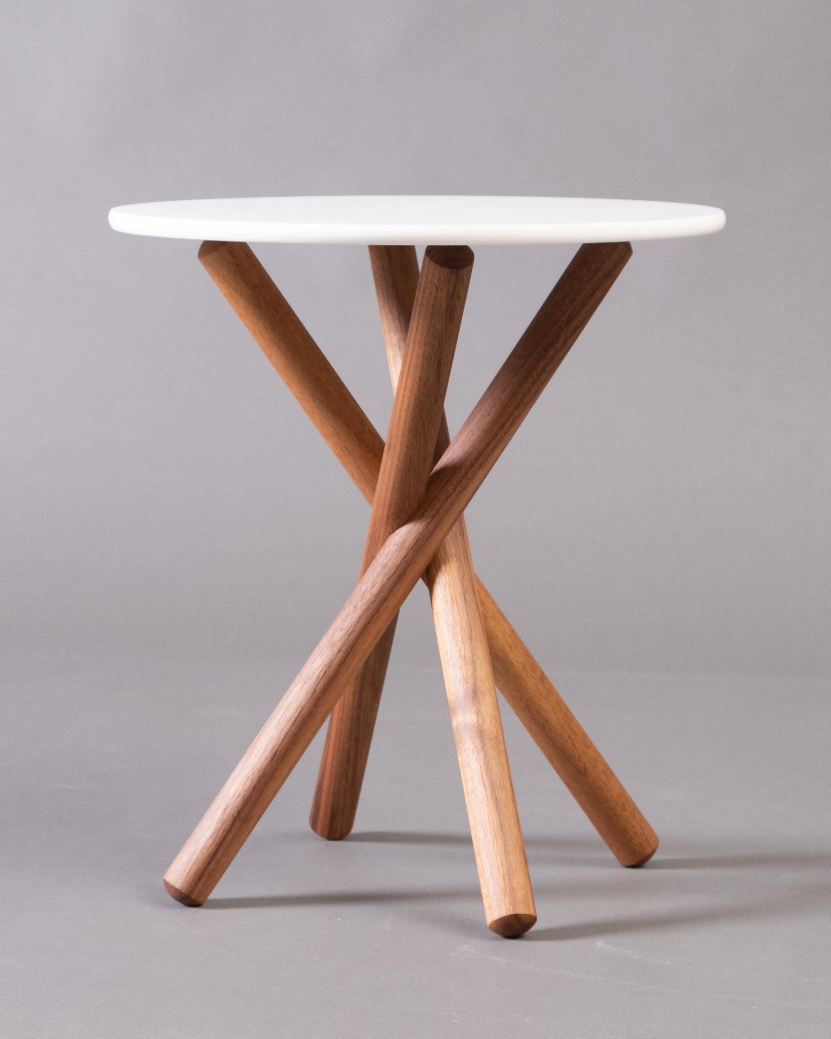 Acrylique Table d'appoint moderne avec plateau rond et pieds croisés en bois en vente