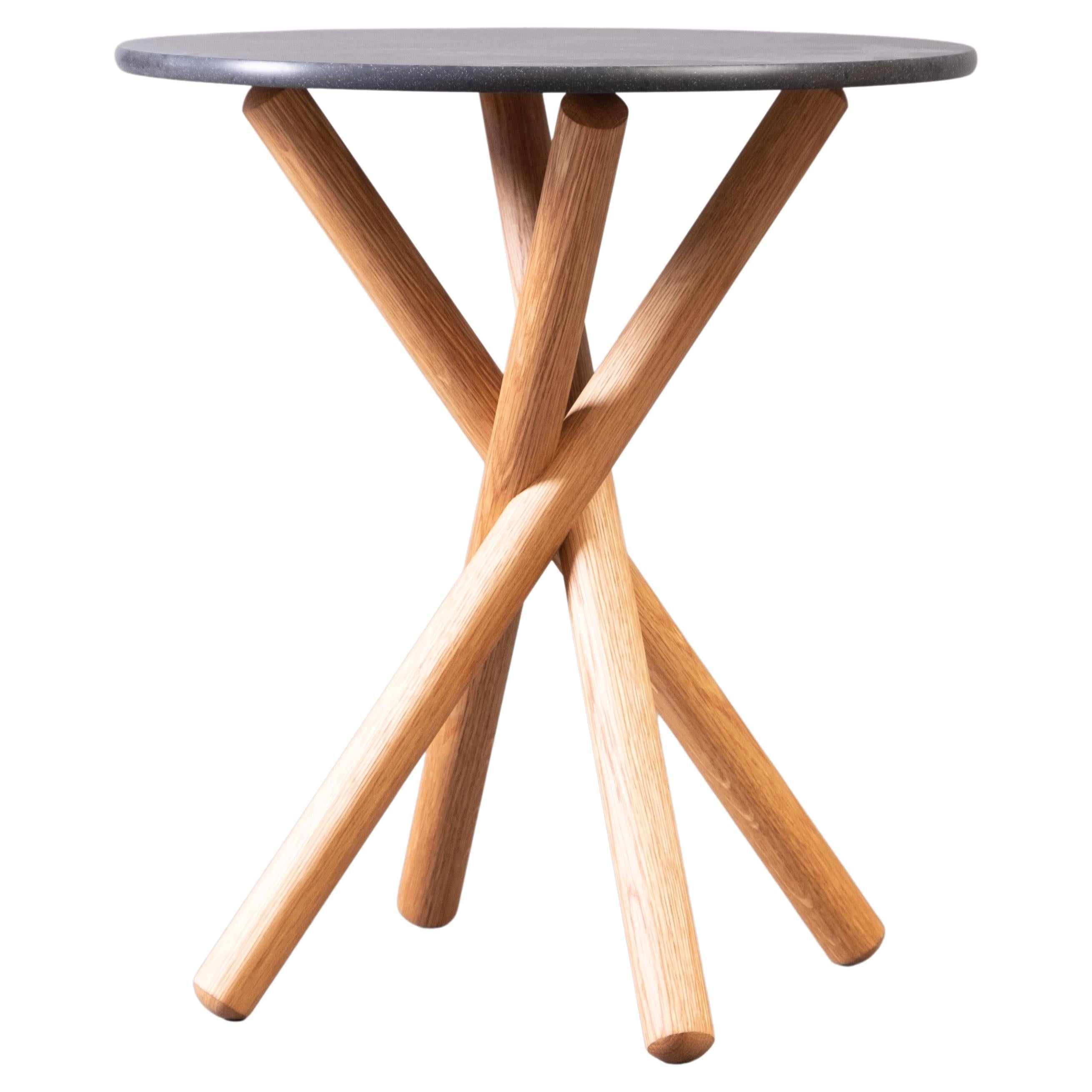 Table d'appoint moderne avec plateau rond et pieds croisés en bois en vente