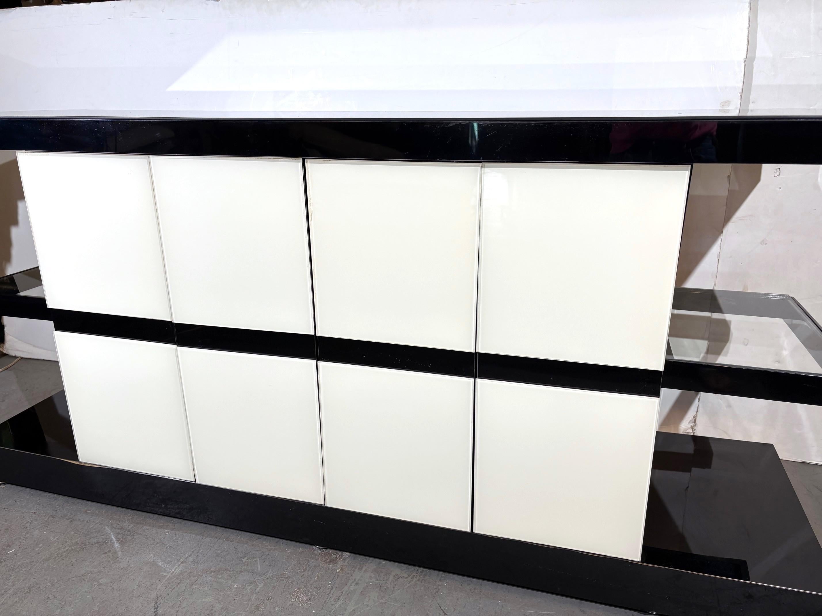 Credenza moderna In condizioni buone in vendita a Pomona, CA