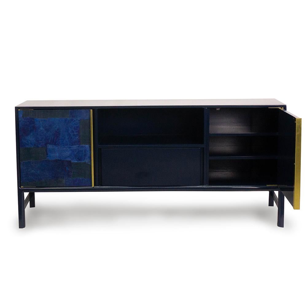 Moderne Buffet moderne laqué bleu foncé avec poignées en laiton en vente