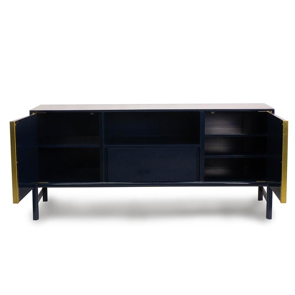 Américain Buffet moderne laqué bleu foncé avec poignées en laiton en vente