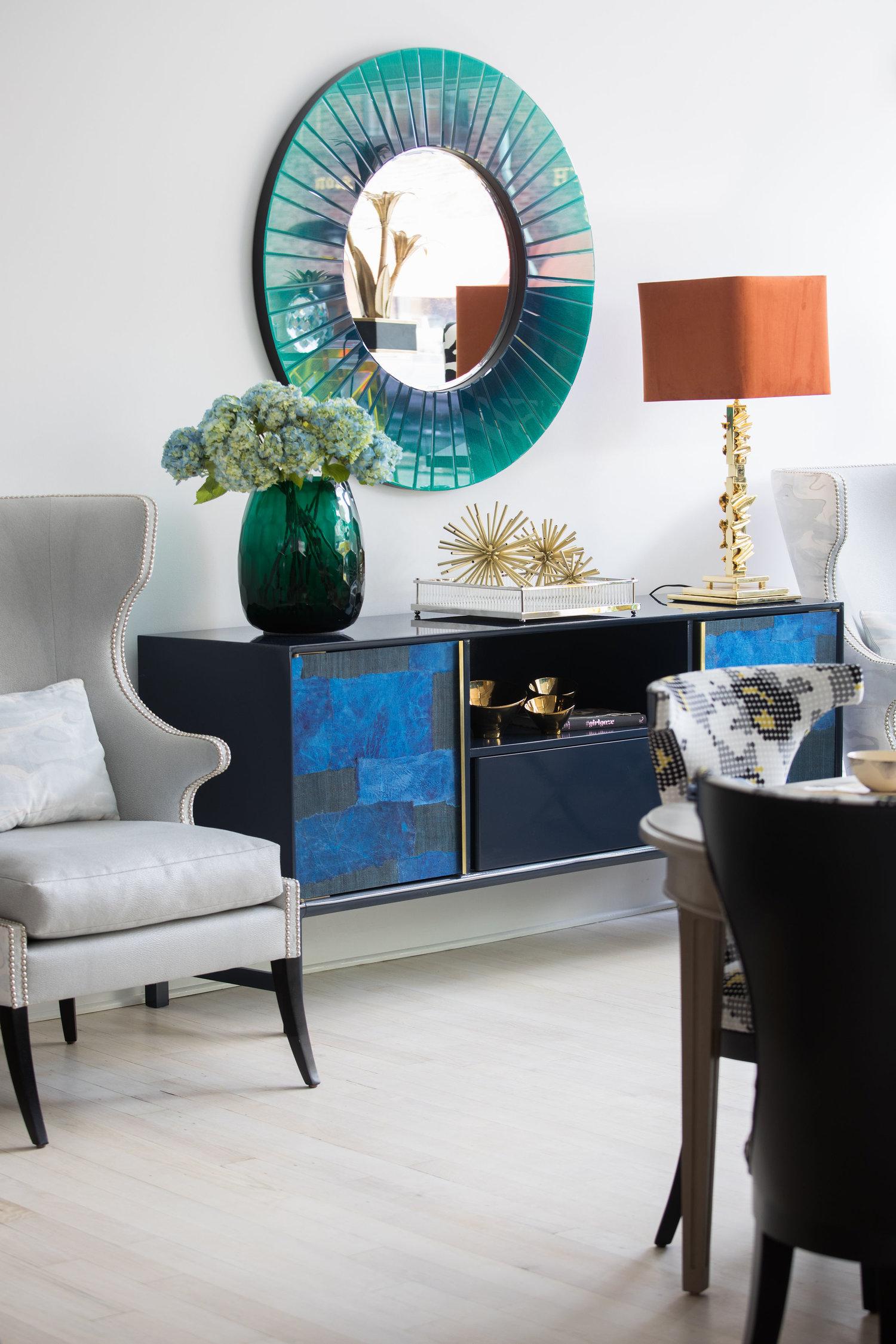 Laiton Buffet moderne laqué bleu foncé avec poignées en laiton en vente