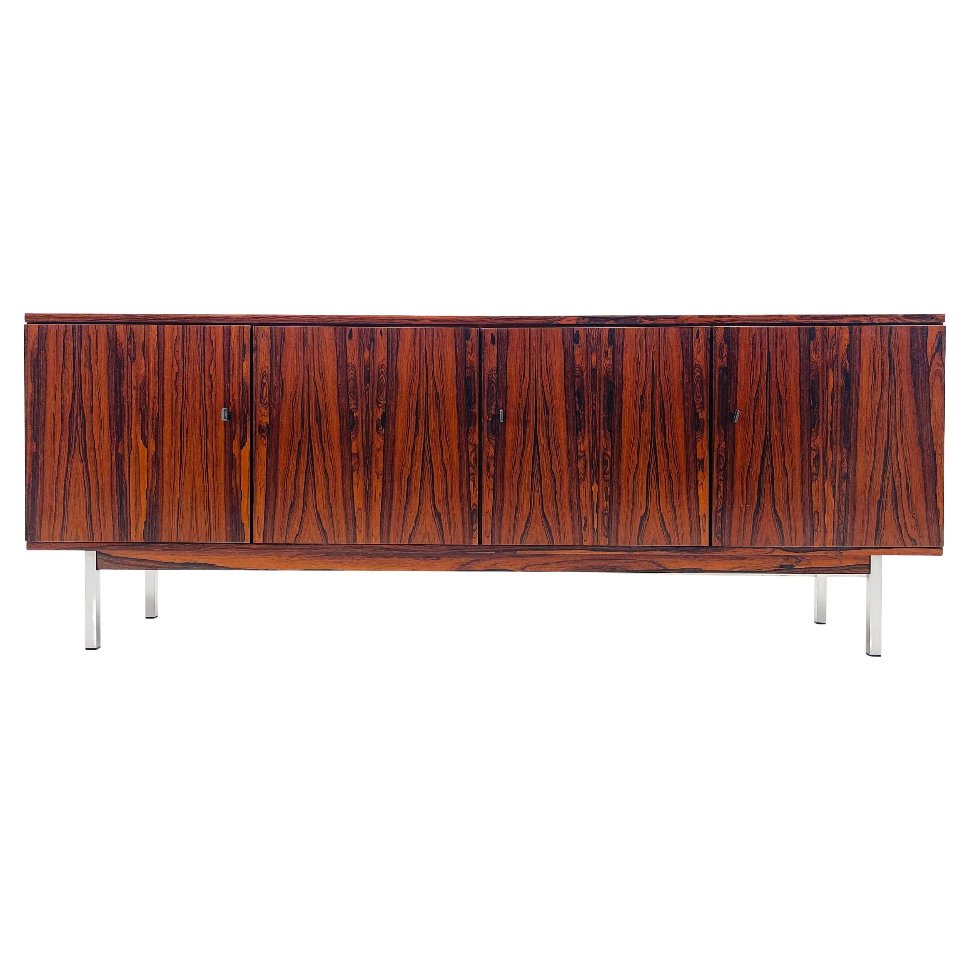 Buffet de style 1970 en beau bois brésilien

4 portes avec étagères à l'intérieur, pratiques pour le rangement de la vaisselle. Ce buffet, avec ses  L'esthétique moderne du milieu du siècle ajoutera un sentiment de chaleur, de profondeur et de luxe
