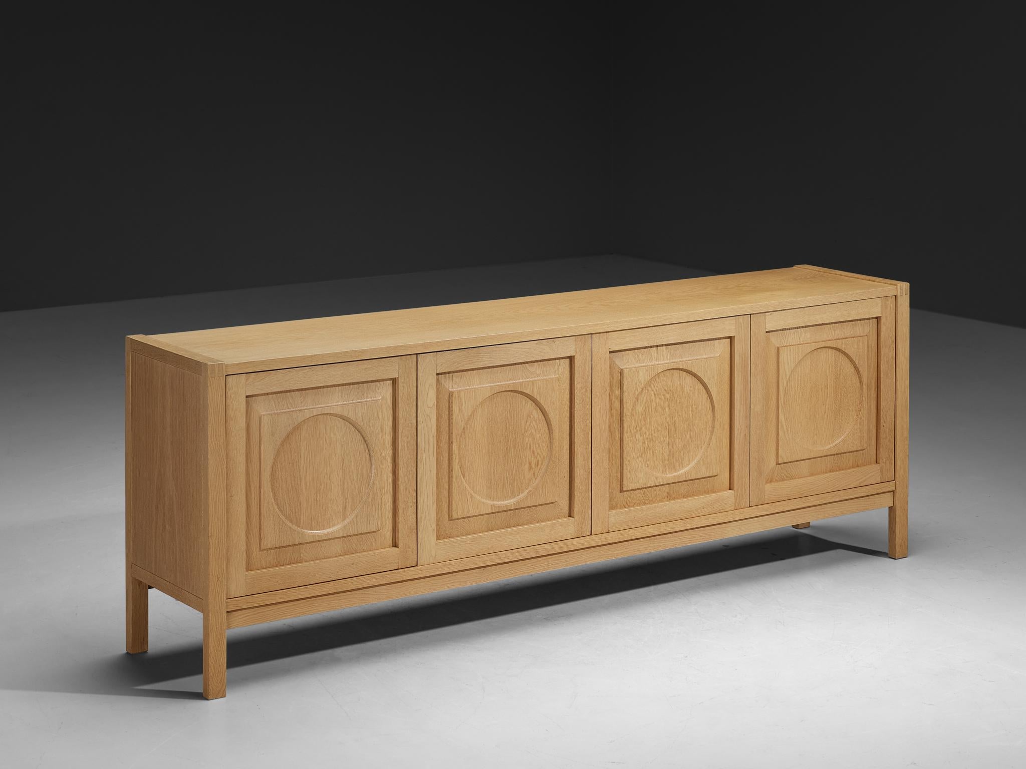 Buffet, chêne, Europe, années 1990

Fabriqué en Europe à partir de bois de chêne, ce buffet exquis est un véritable témoignage d'un design intemporel et d'un savoir-faire magistral. La pièce présente une mise en page méticuleusement équilibrée,