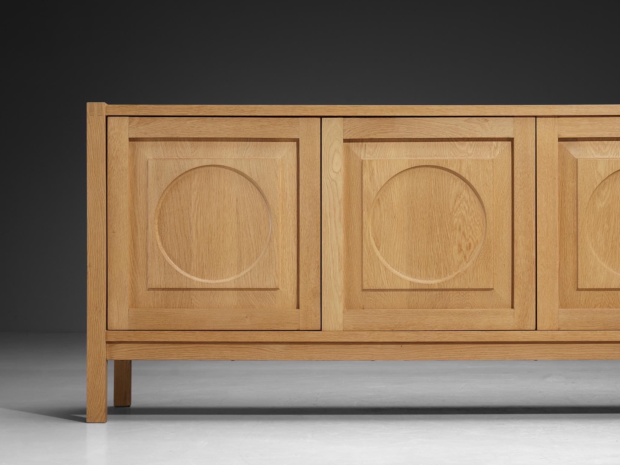 Européen Buffet moderne avec sculptures circulaires en chêne blond