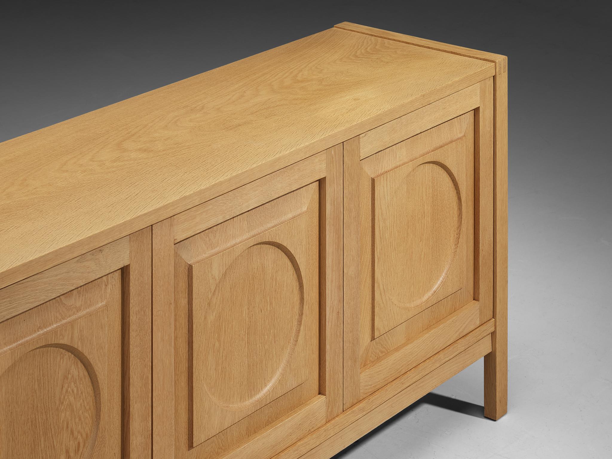 Chêne Buffet moderne avec sculptures circulaires en chêne blond