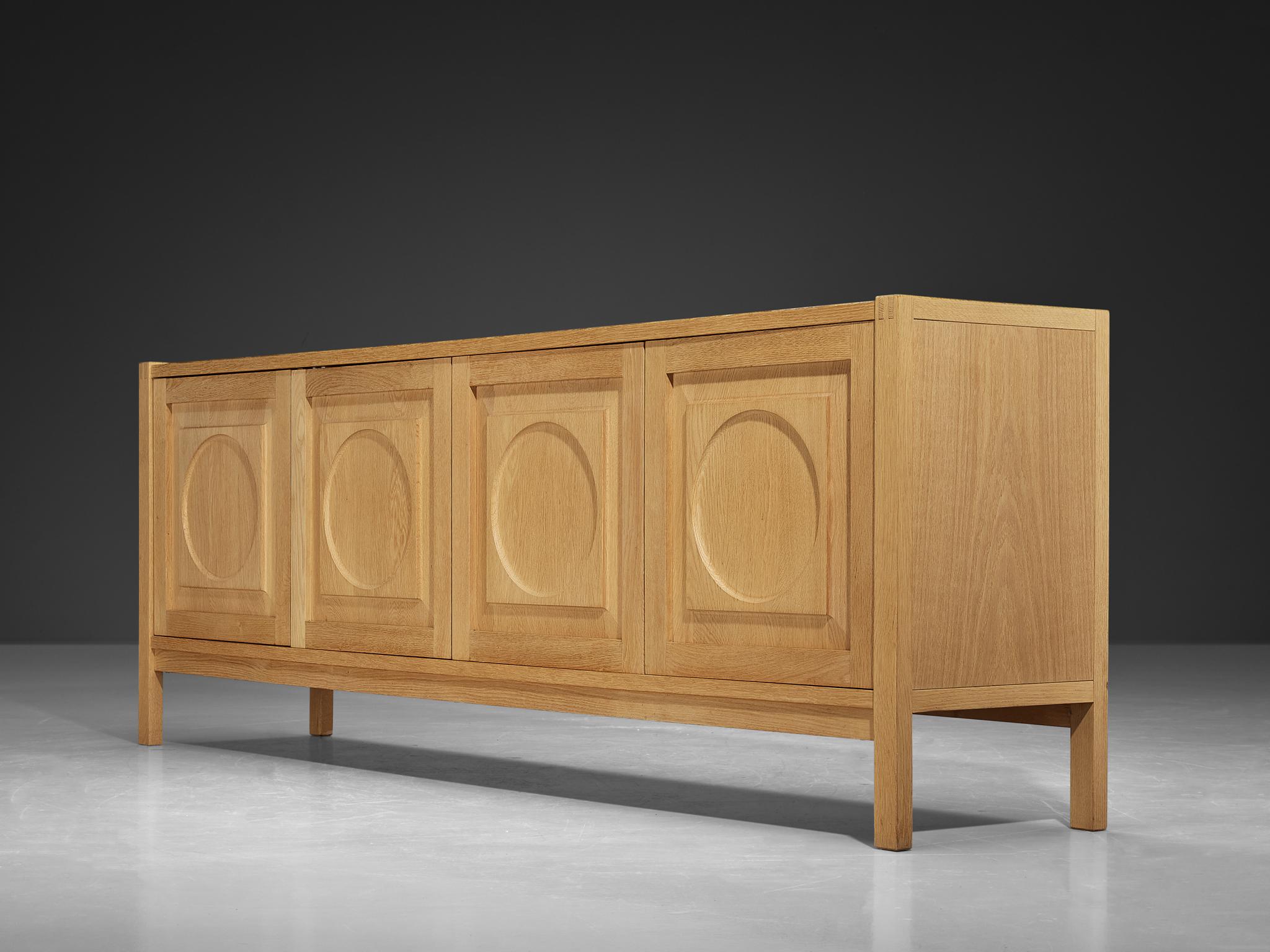 Buffet moderne avec sculptures circulaires en chêne blond 2
