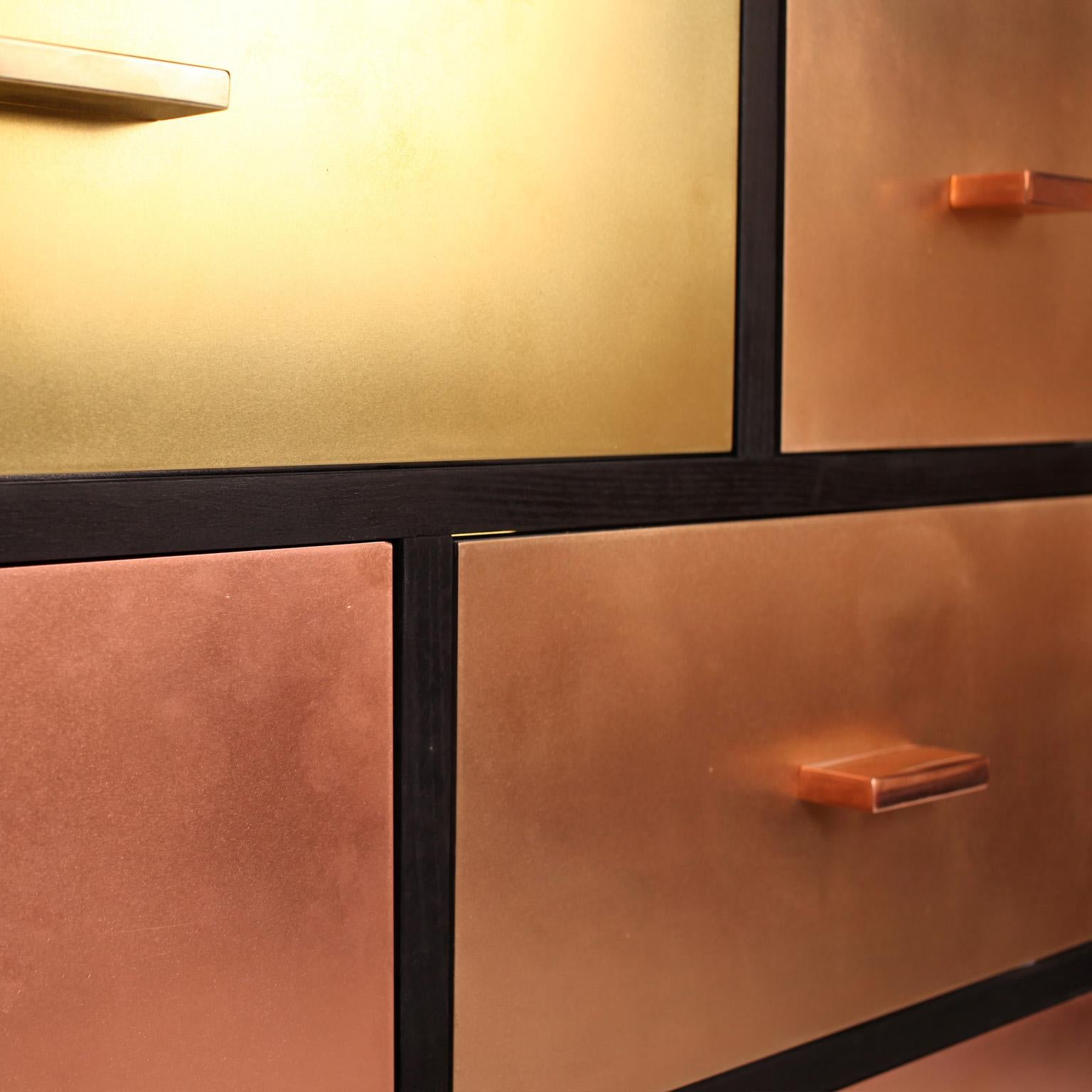 Modernes schwarzes Sideboard der Moderne mit Marmorplatte und Messing, Kupfer, Bronze, Gold (Europäisch) im Angebot