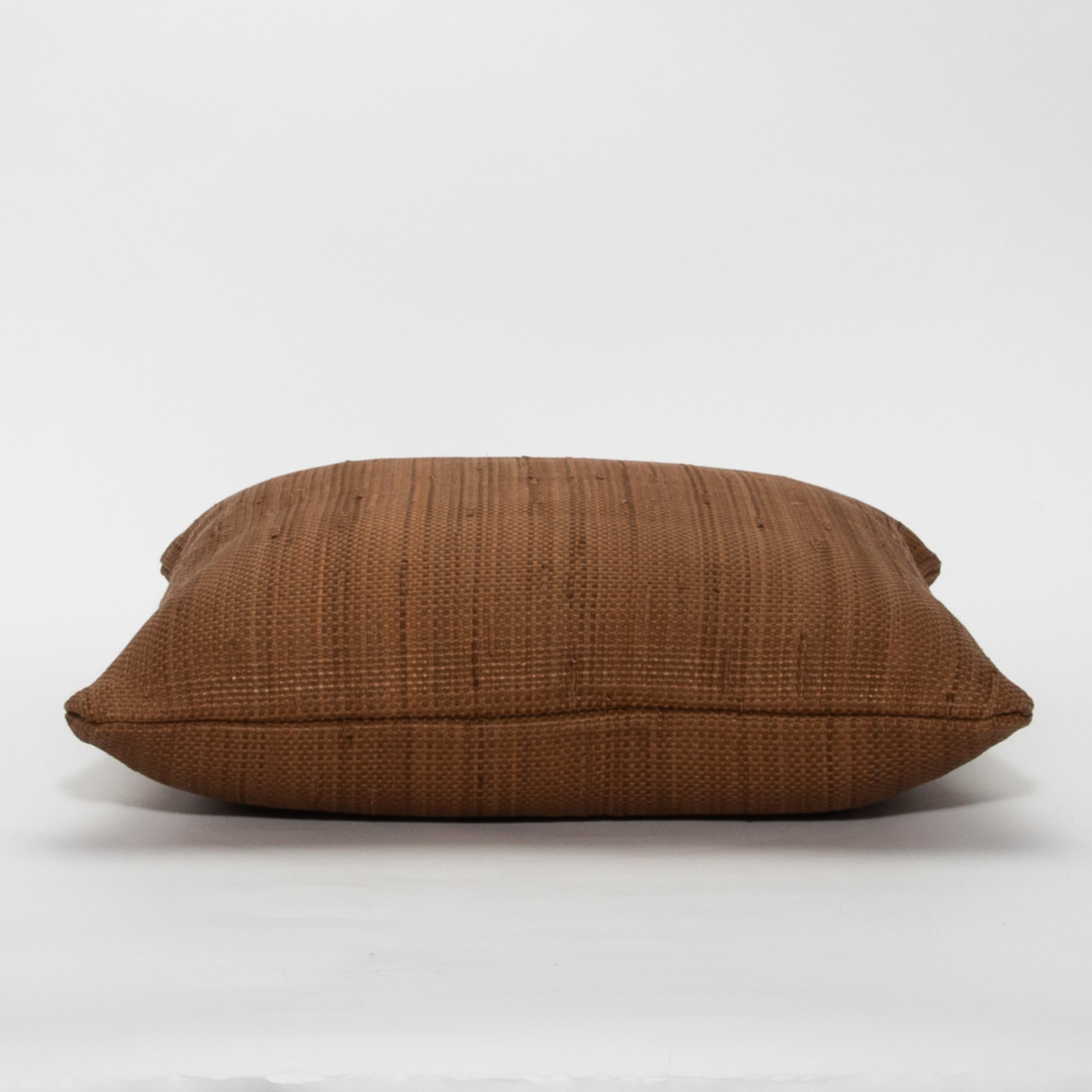 Élevez votre espace de vie avec le coussin décoratif moderne en cuir Sienna de MOGUL, fabriqué à partir de cuir tissé exquis pour une finition riche et tactile. La chaude teinte fauve ajoute une touche d'élégance naturelle, tandis que la technique
