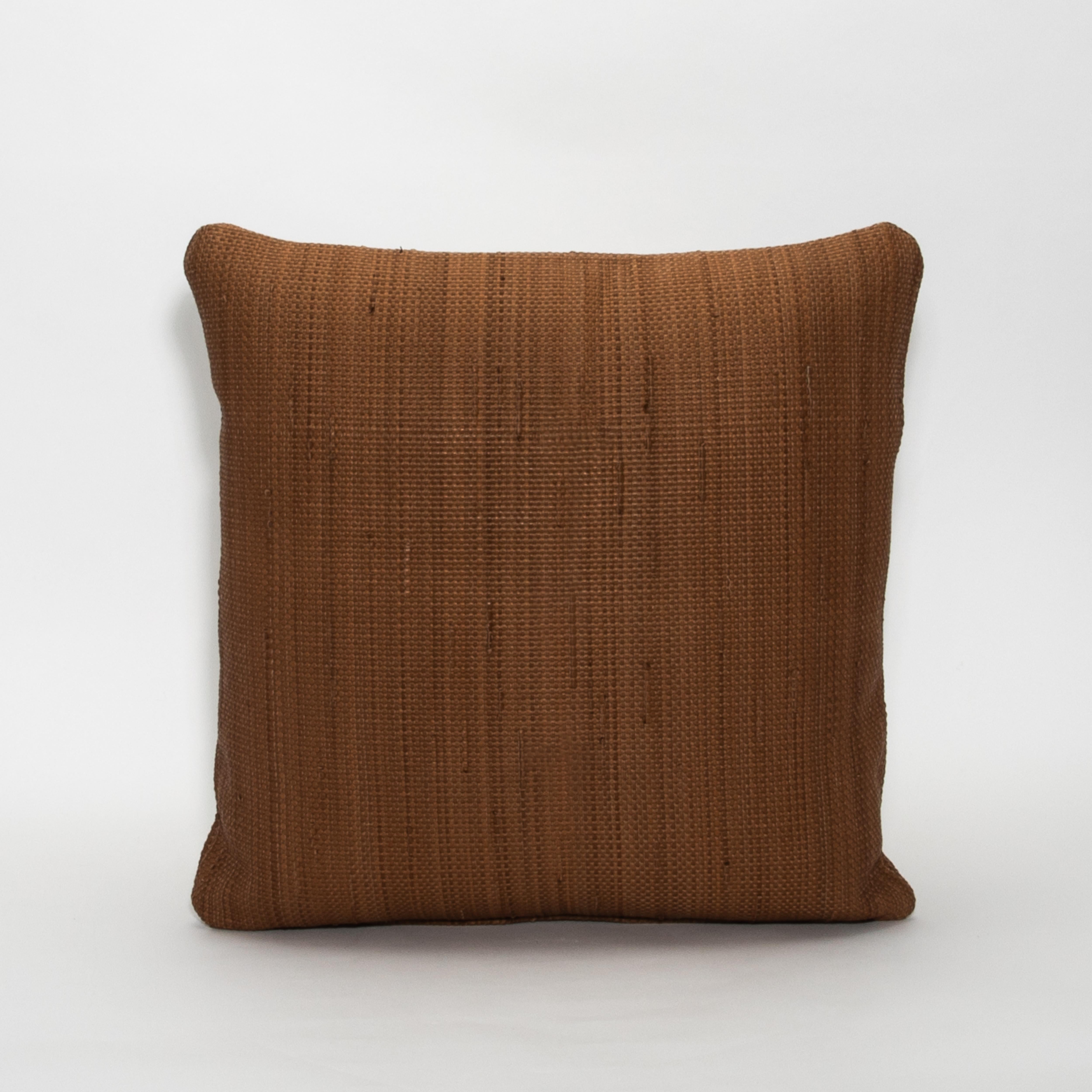 Moderne Coussin décoratif moderne en cuir de Sienne par MOGUL en vente