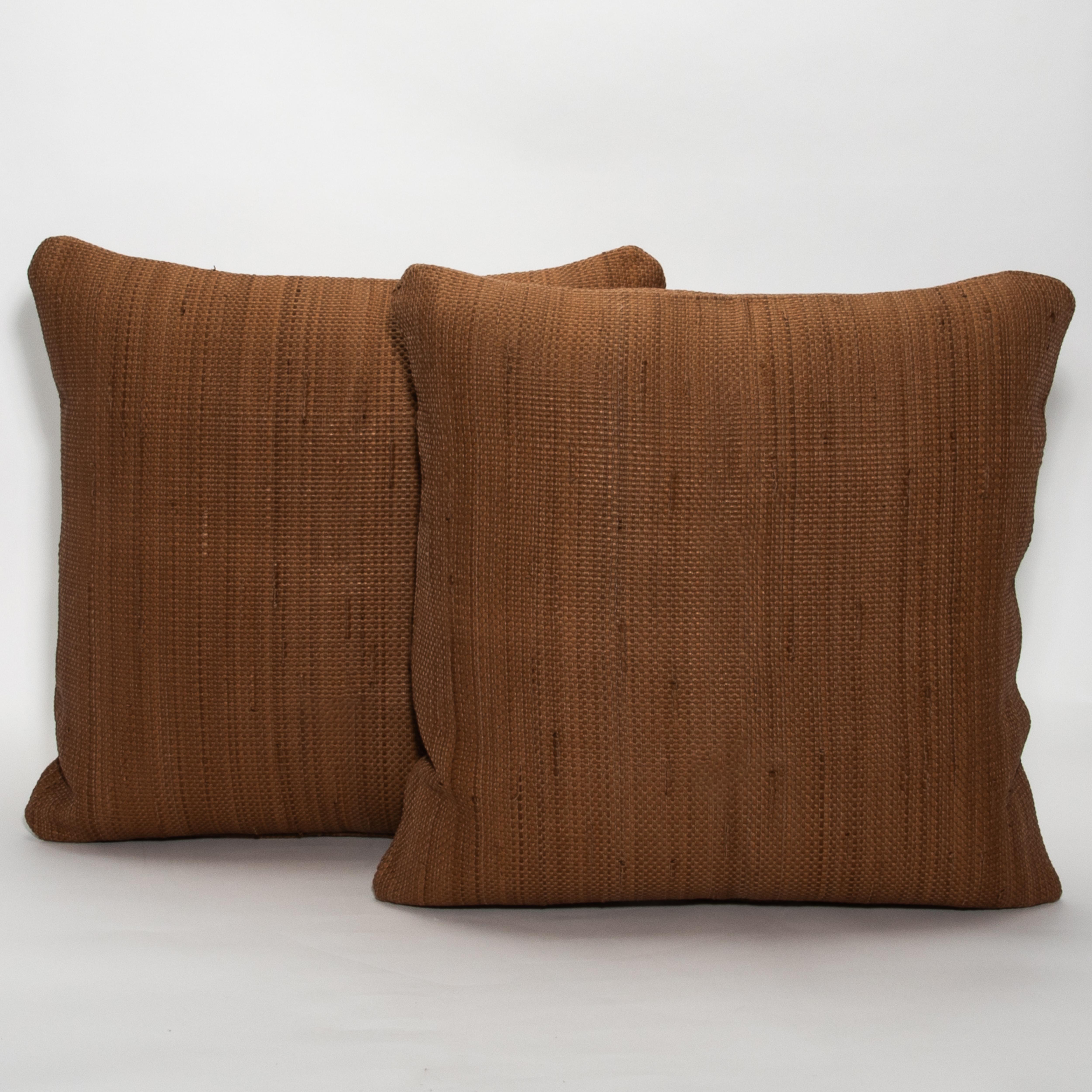 Fait main Coussin décoratif moderne en cuir de Sienne par MOGUL en vente