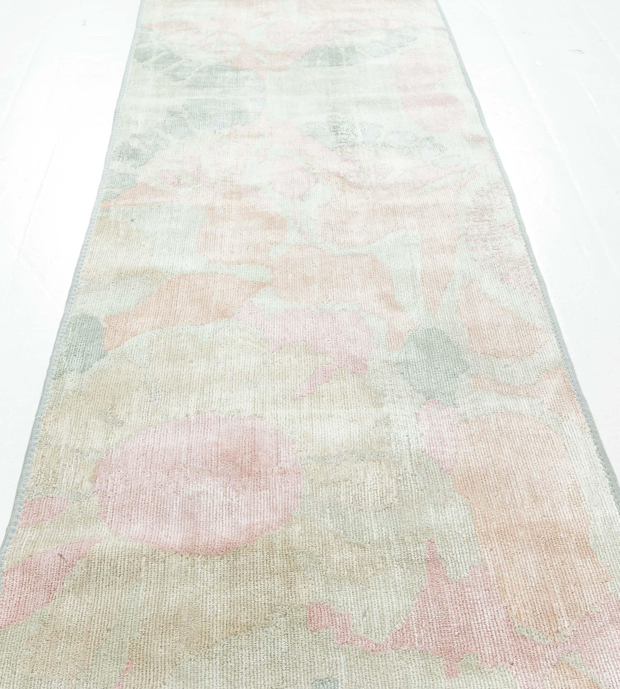 Noué à la main Chemin de table en soie moderne par Doris Leslie Blau en vente