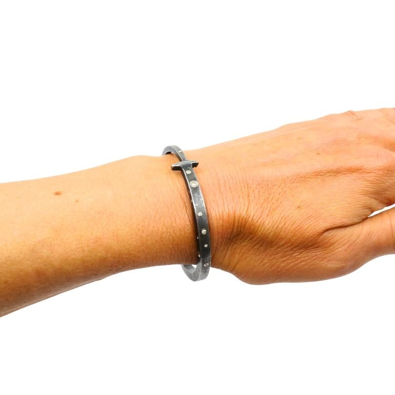 Brazalete moderno de plata y oro de 18 quilates con detalles de diamantes Corte redondo en venta