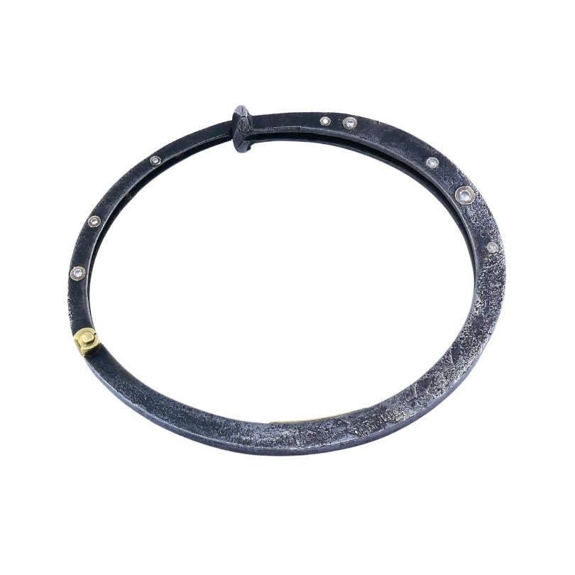 Brazalete moderno de plata y oro de 18 quilates con detalles de diamantes en venta 1
